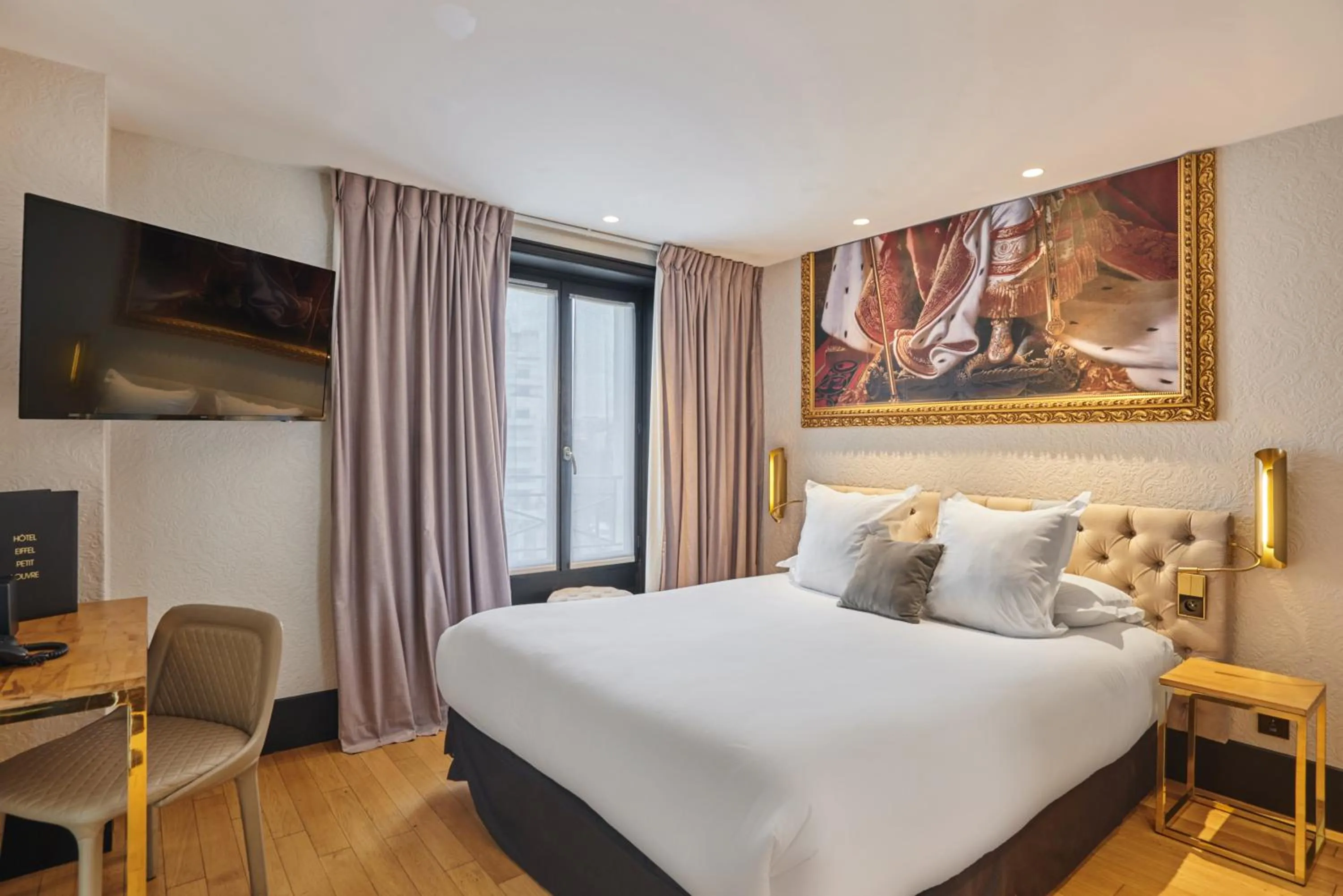 Bed in Hotel Eiffel Petit Louvre