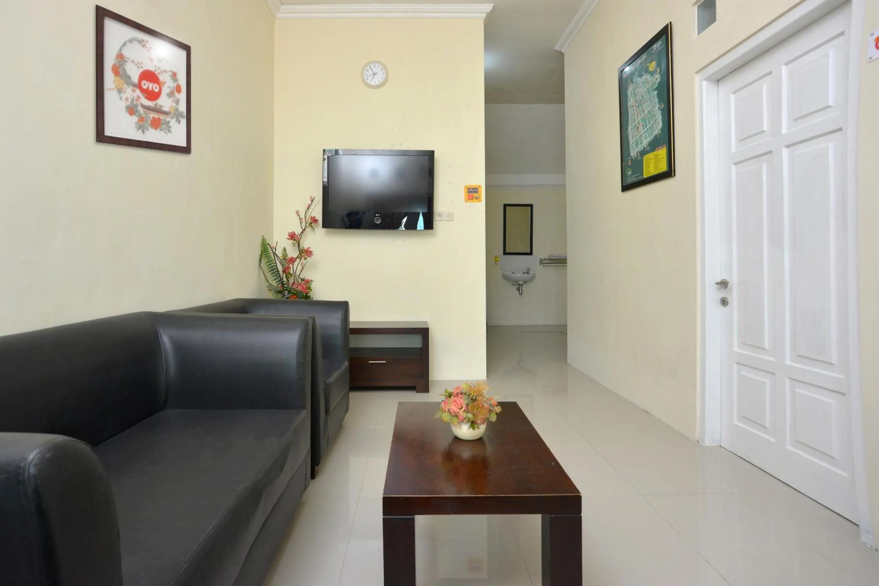 Living room in RedDoorz near Institut Pertanian Yogyakarta