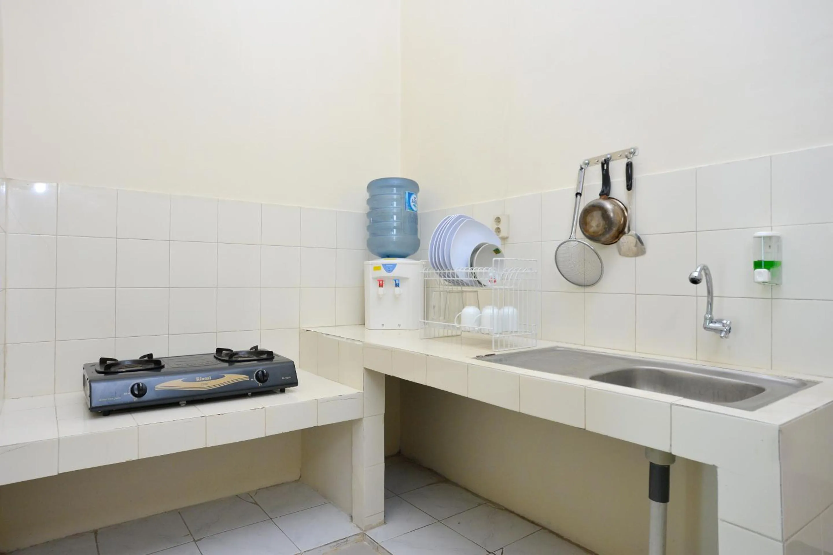 Kitchen or kitchenette in RedDoorz near Institut Pertanian Yogyakarta