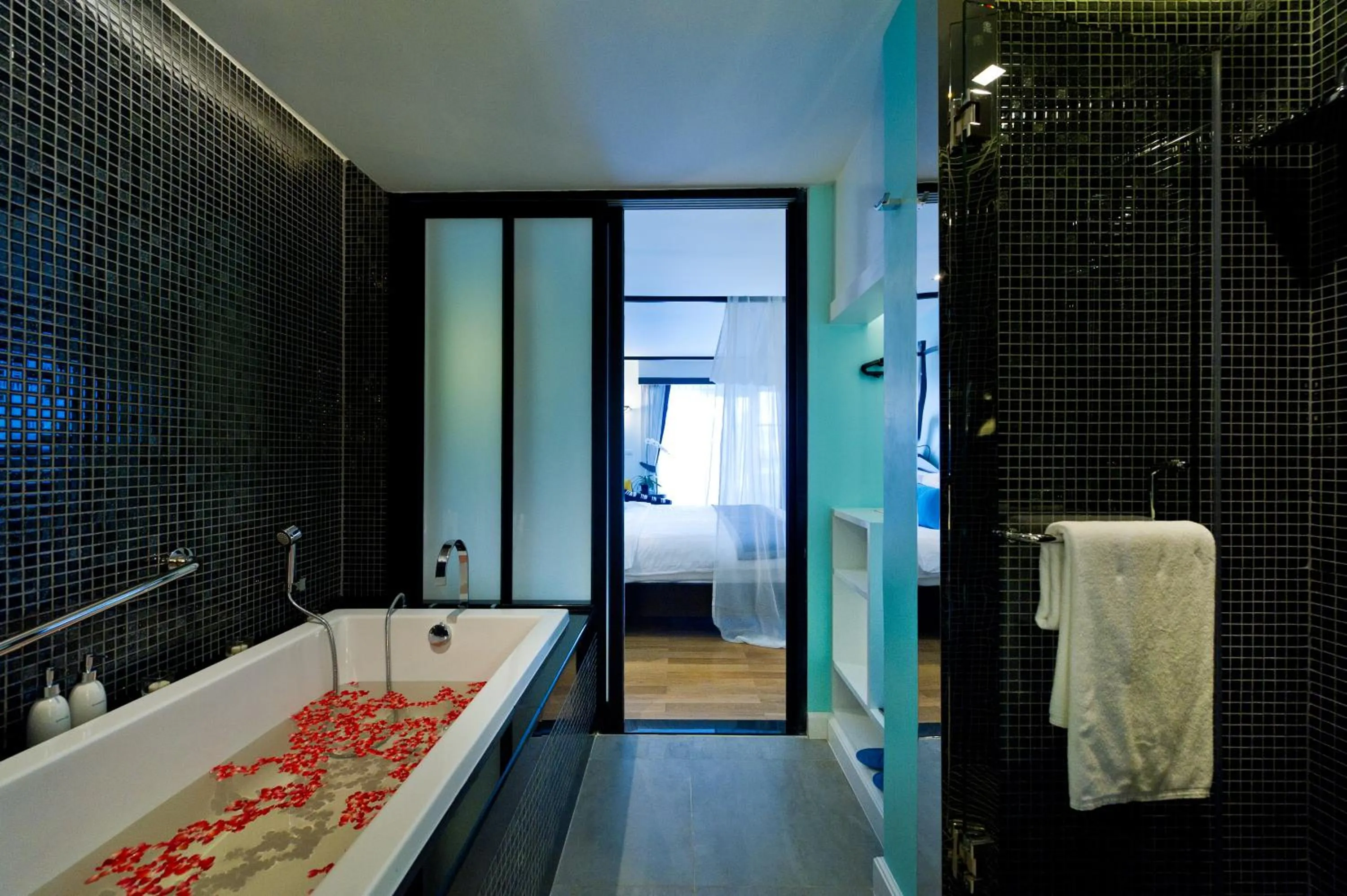 Bathroom, Bed in Wave Hotel Pattaya