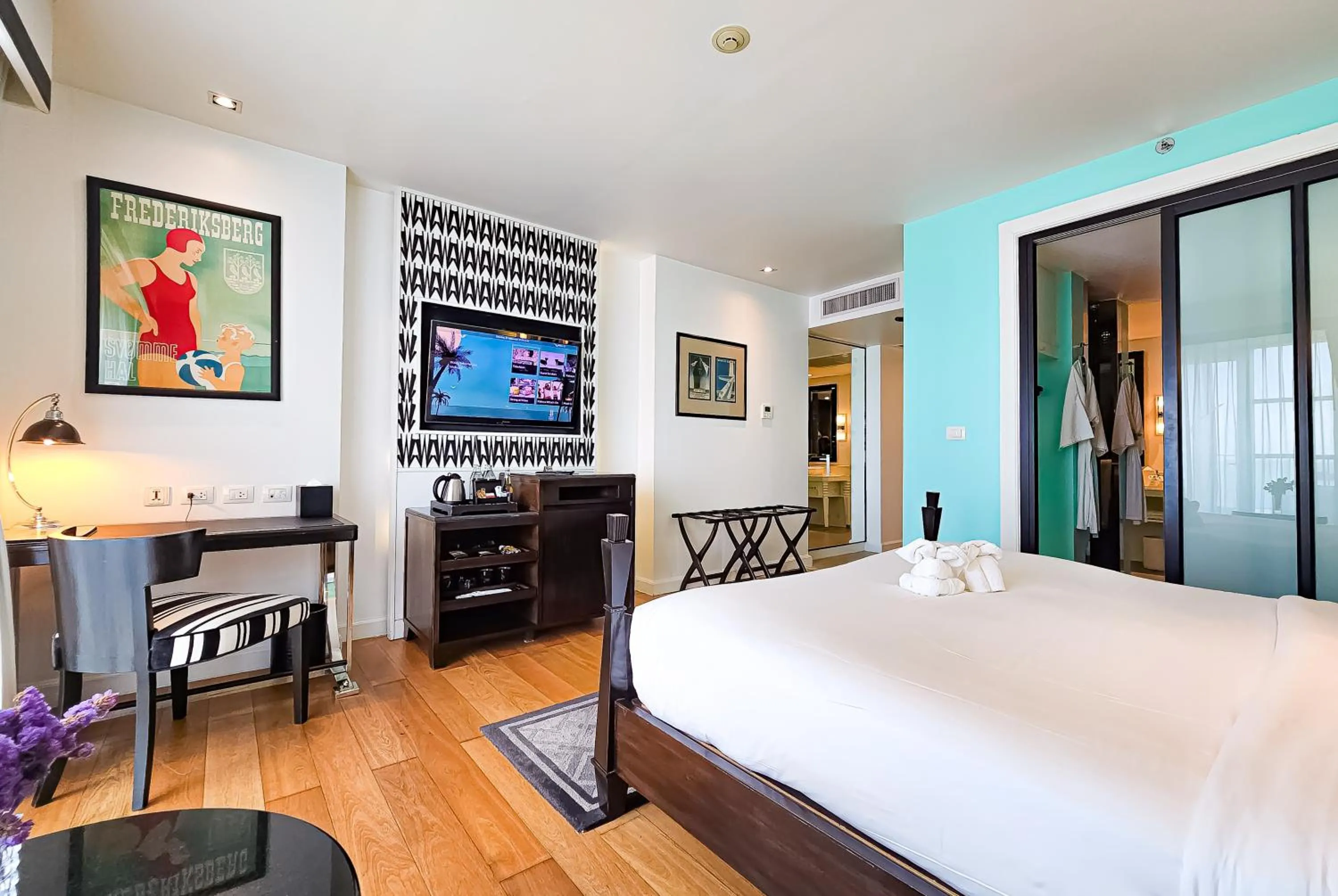 Bed in Wave Hotel Pattaya