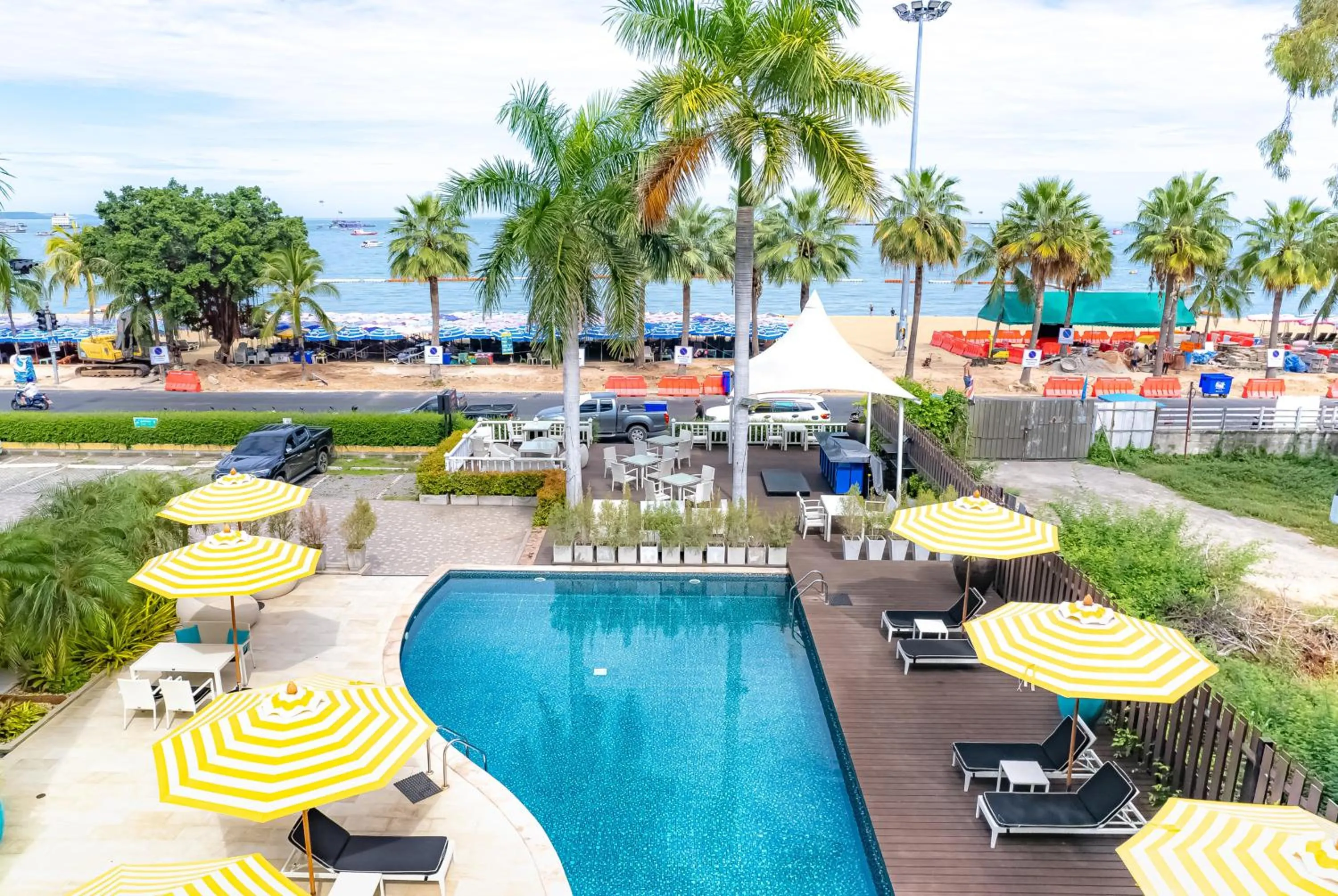 Swimming pool in Wave Hotel Pattaya
