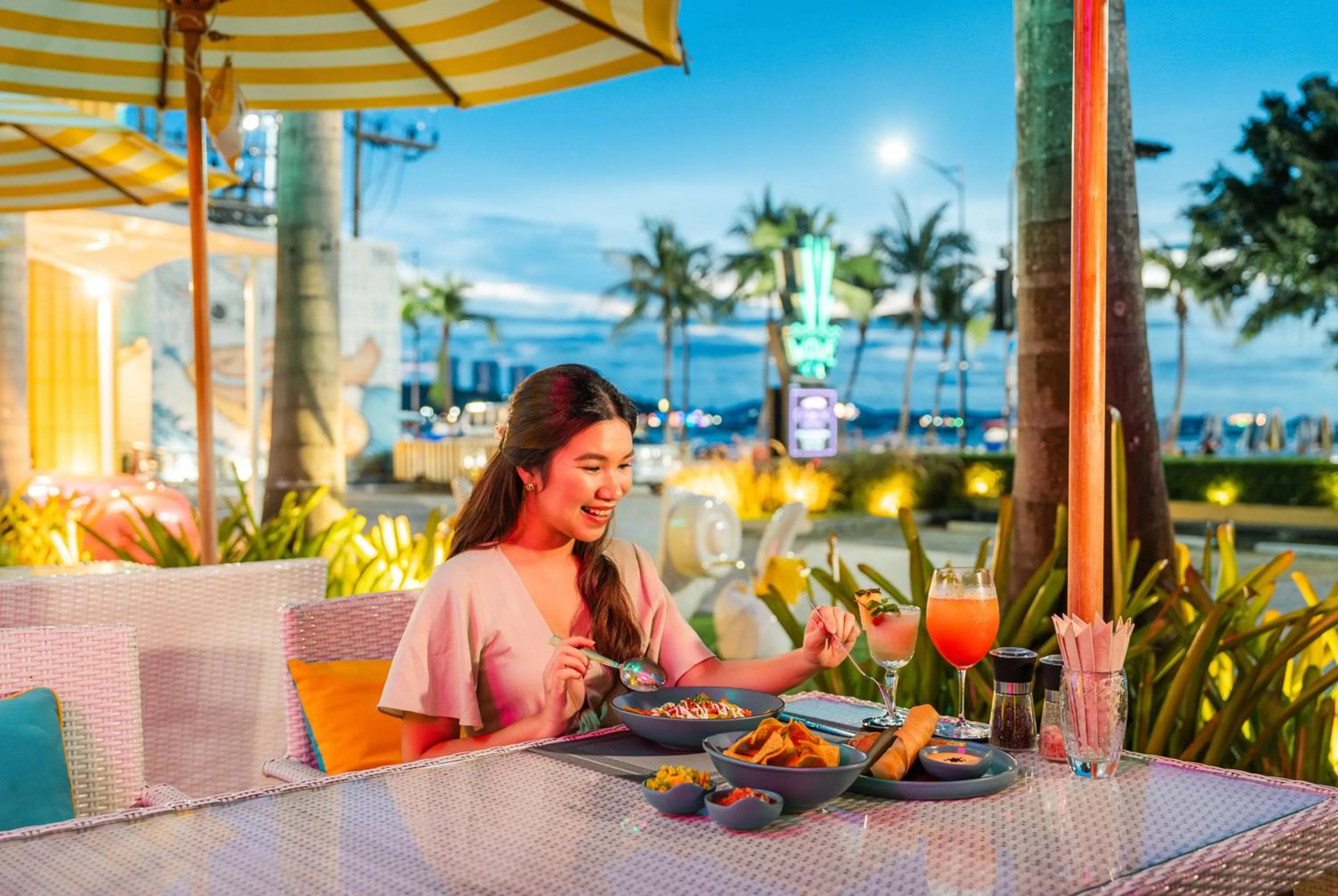 Restaurant/places to eat in Wave Hotel Pattaya