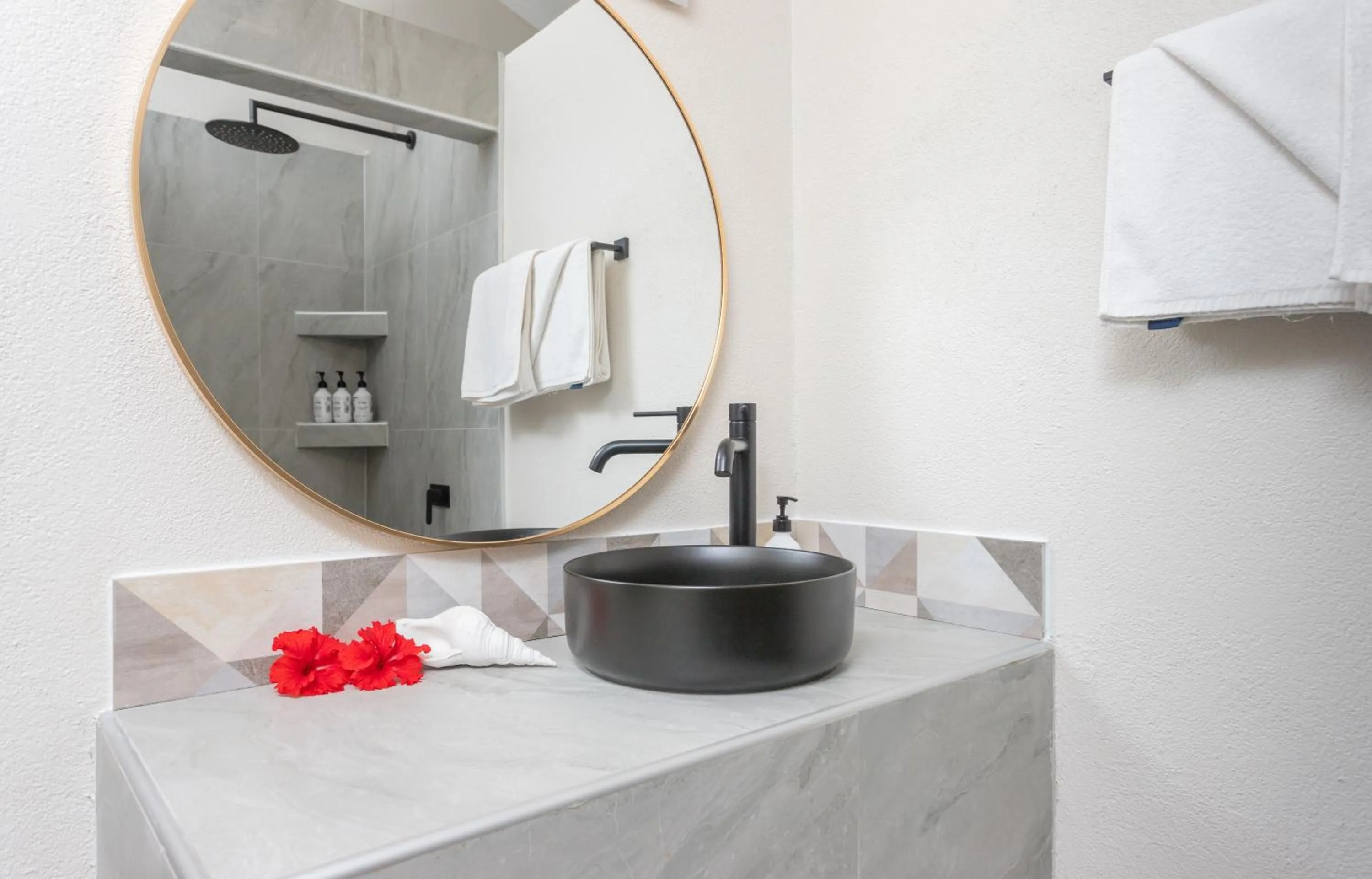 Shower in Muri Lagoon View Bungalows - Hillside Bungalow