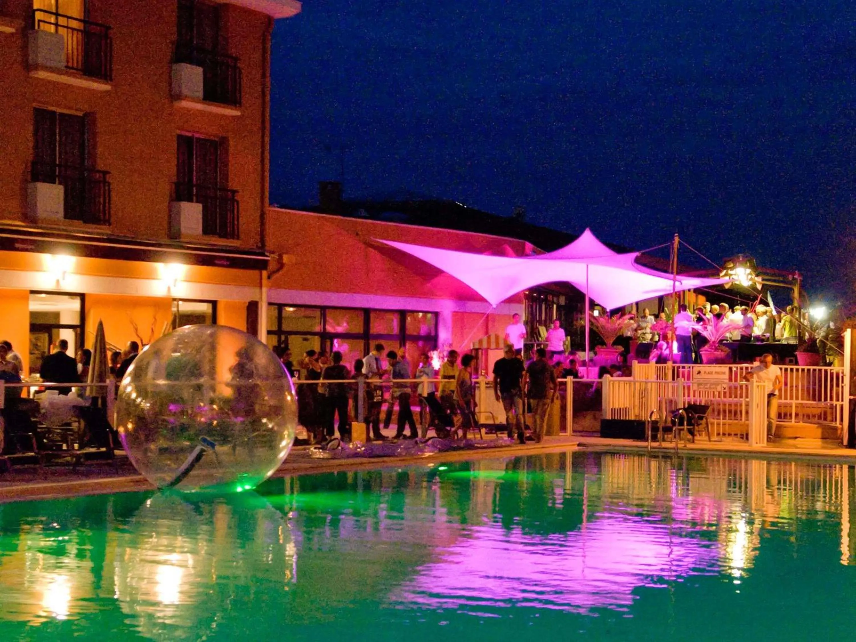 Restaurant/places to eat in Mercure Toulouse Aéroport Golf de Seilh