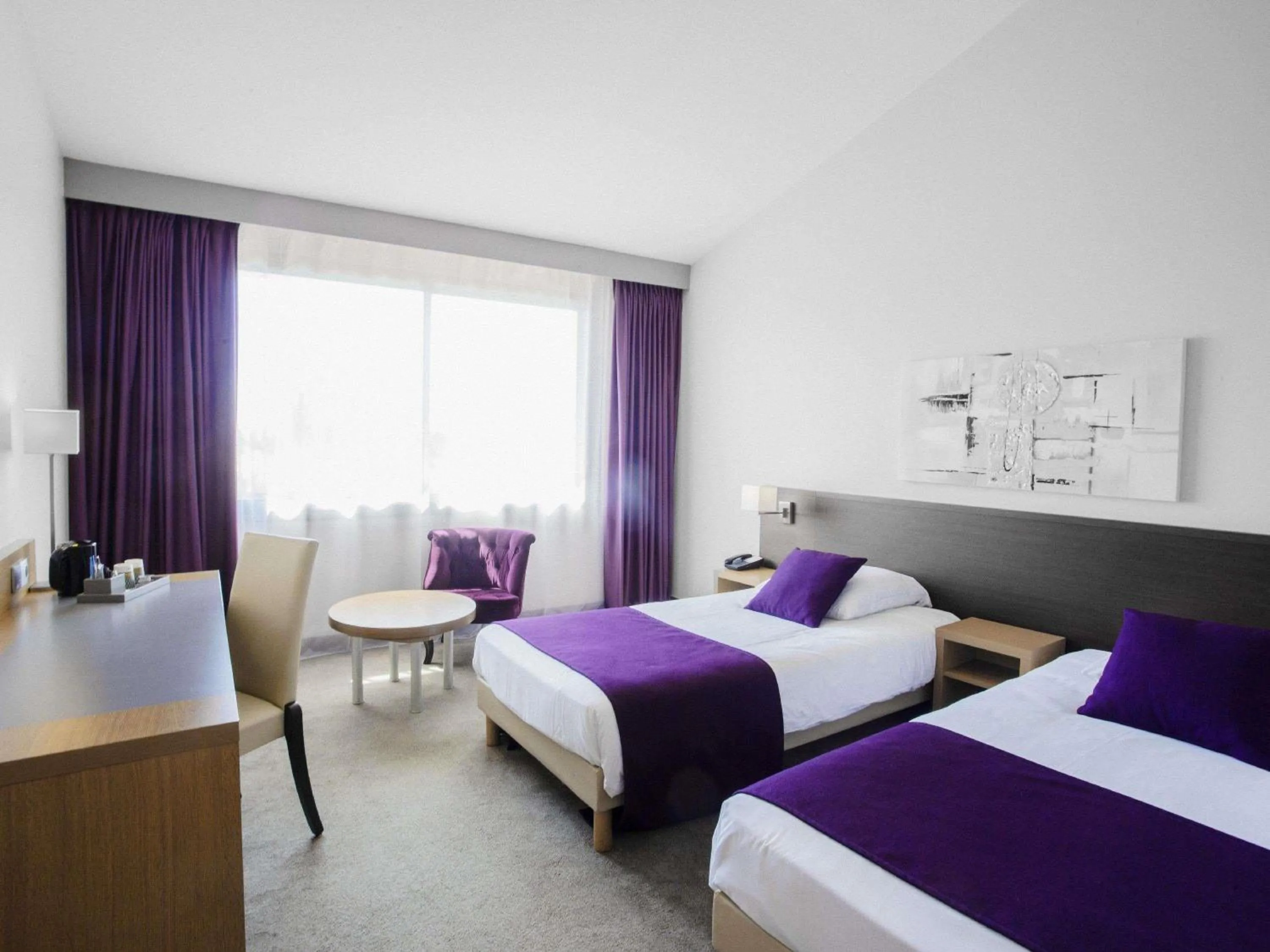 Standard Twin Room with Sofa in Mercure Toulouse Aéroport Golf de Seilh