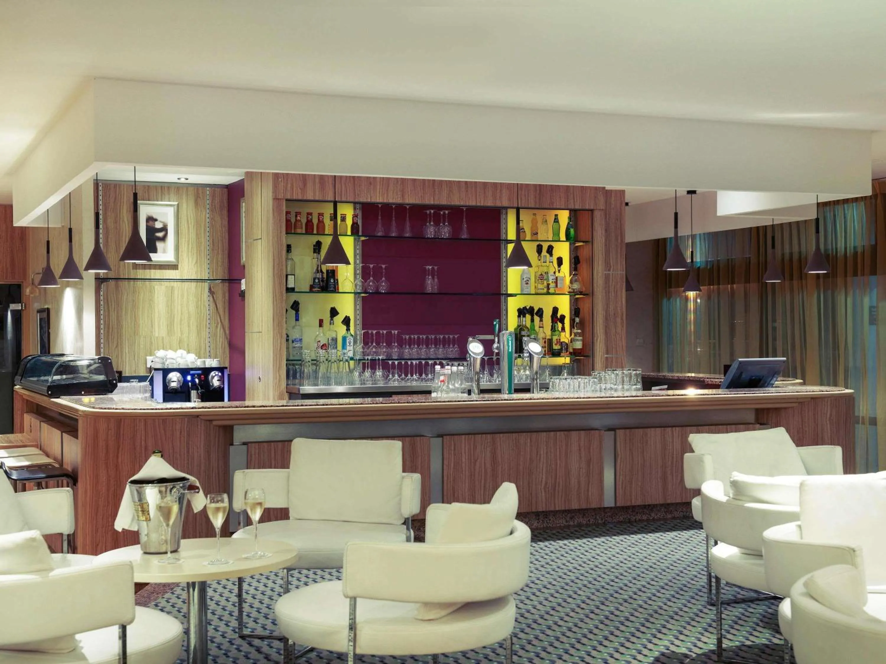 Lounge or bar in Mercure Toulouse Aéroport Golf de Seilh
