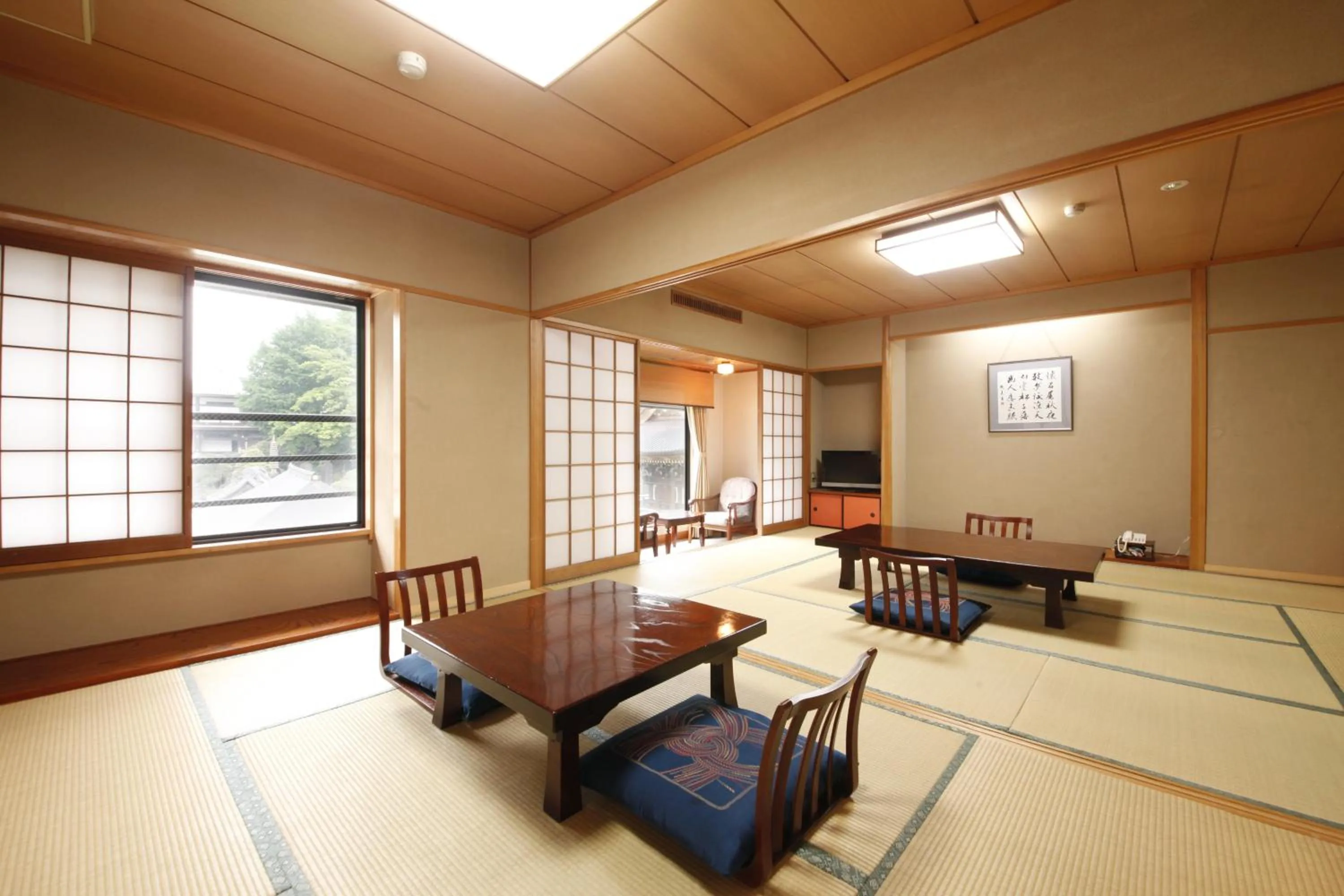 Photo of the whole room in Wakamatsu Honten