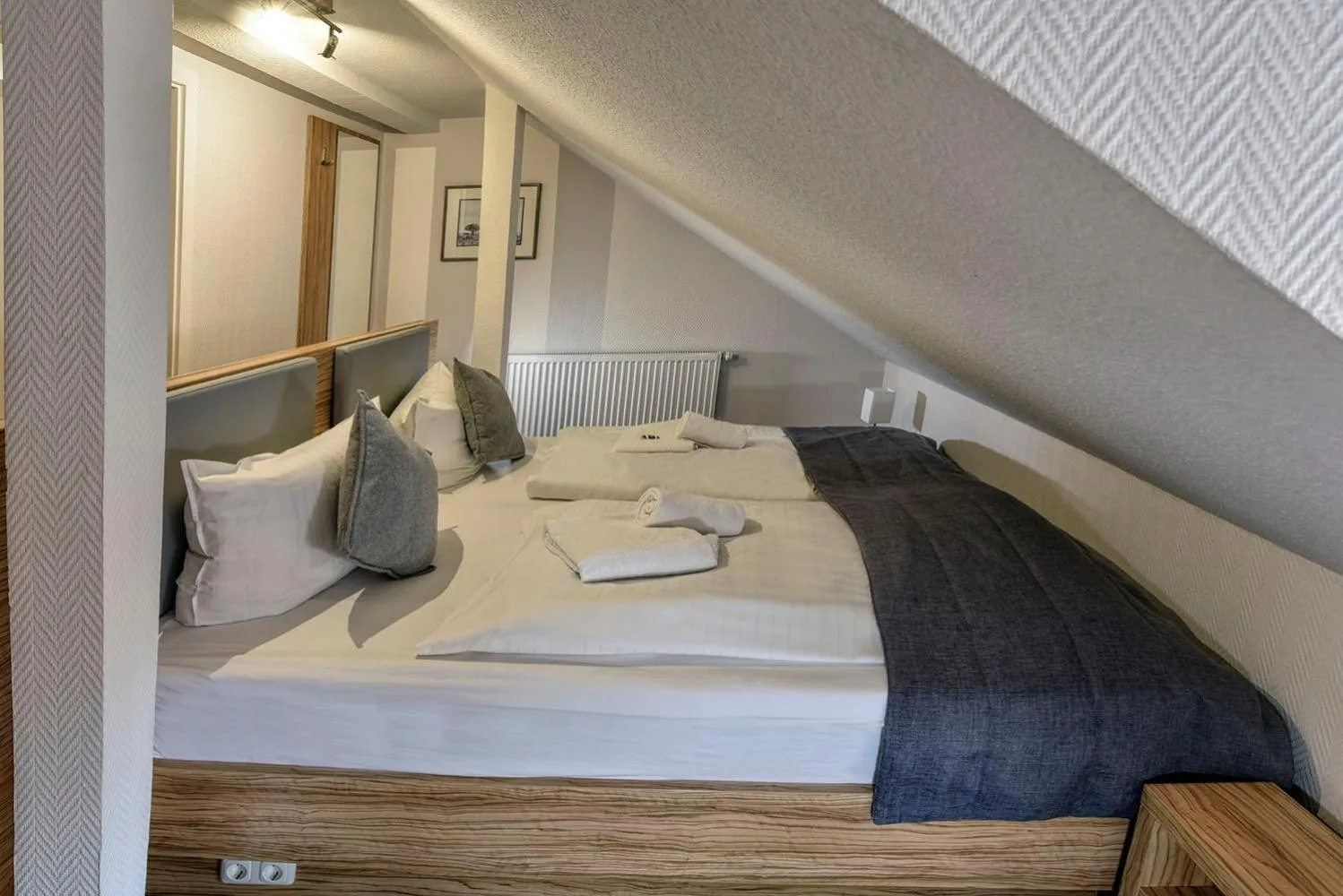 young children, Bed in Hotel Stadt Hamburg