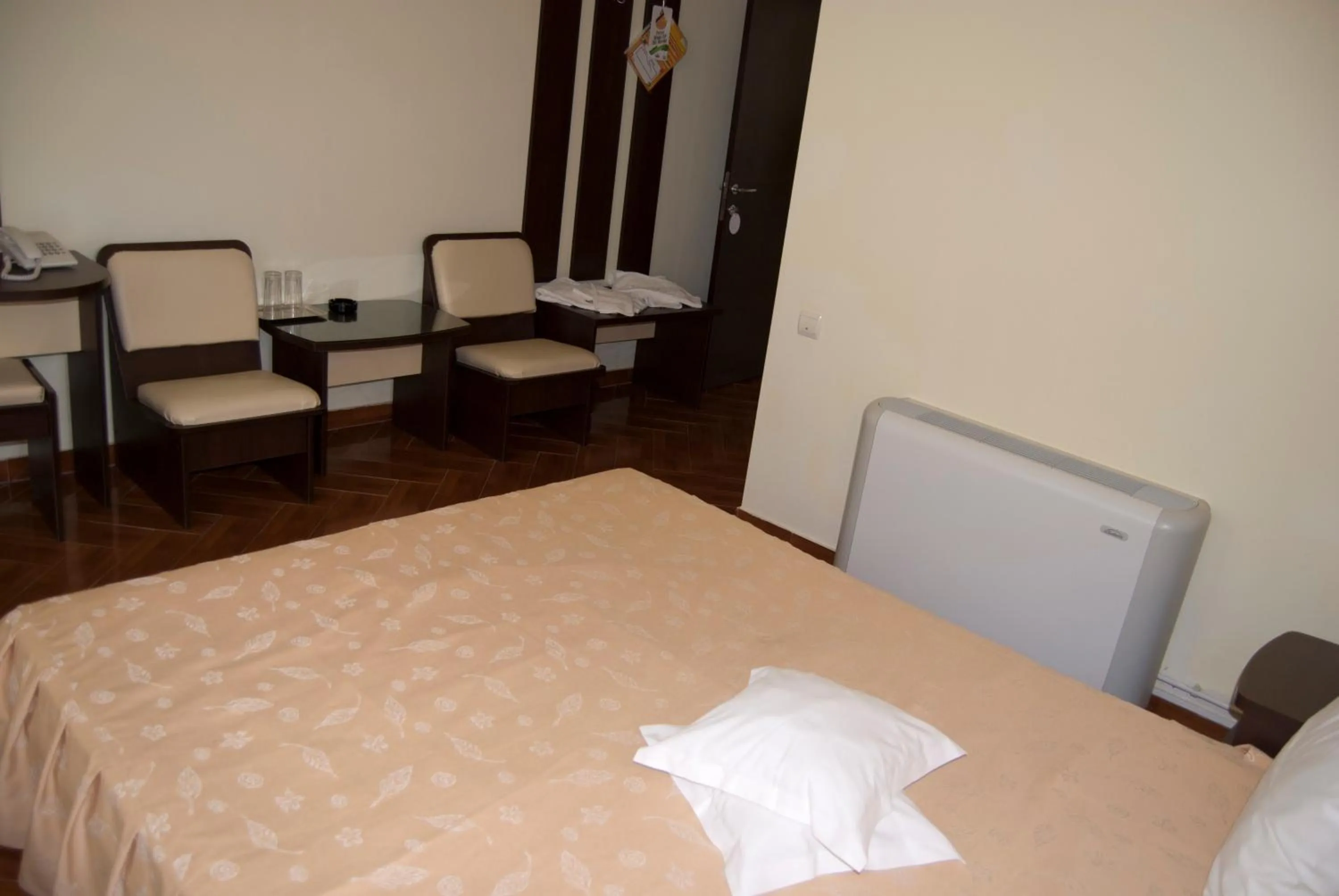 Photo of the whole room, Bed in Maria