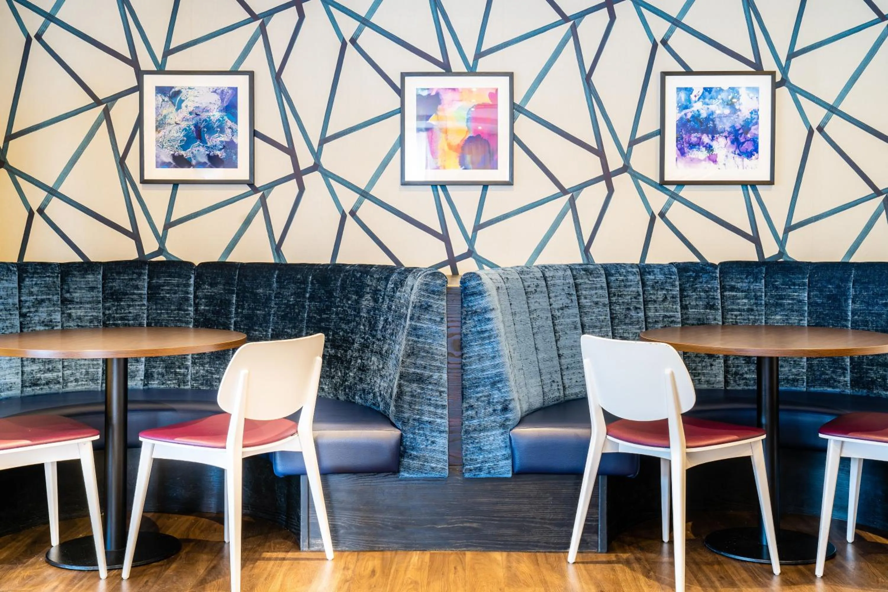 Lounge or bar in Holiday Inn Express Birmingham - Snow Hill by IHG