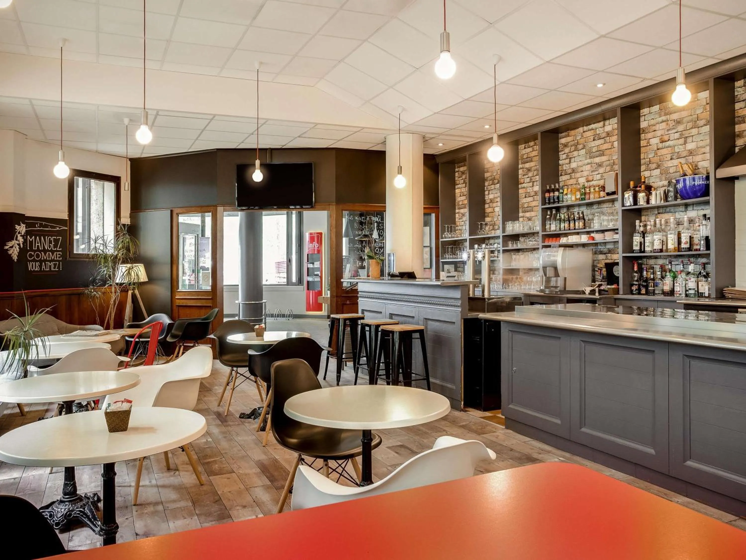 Lounge or bar in ibis Angers Centre Chateau