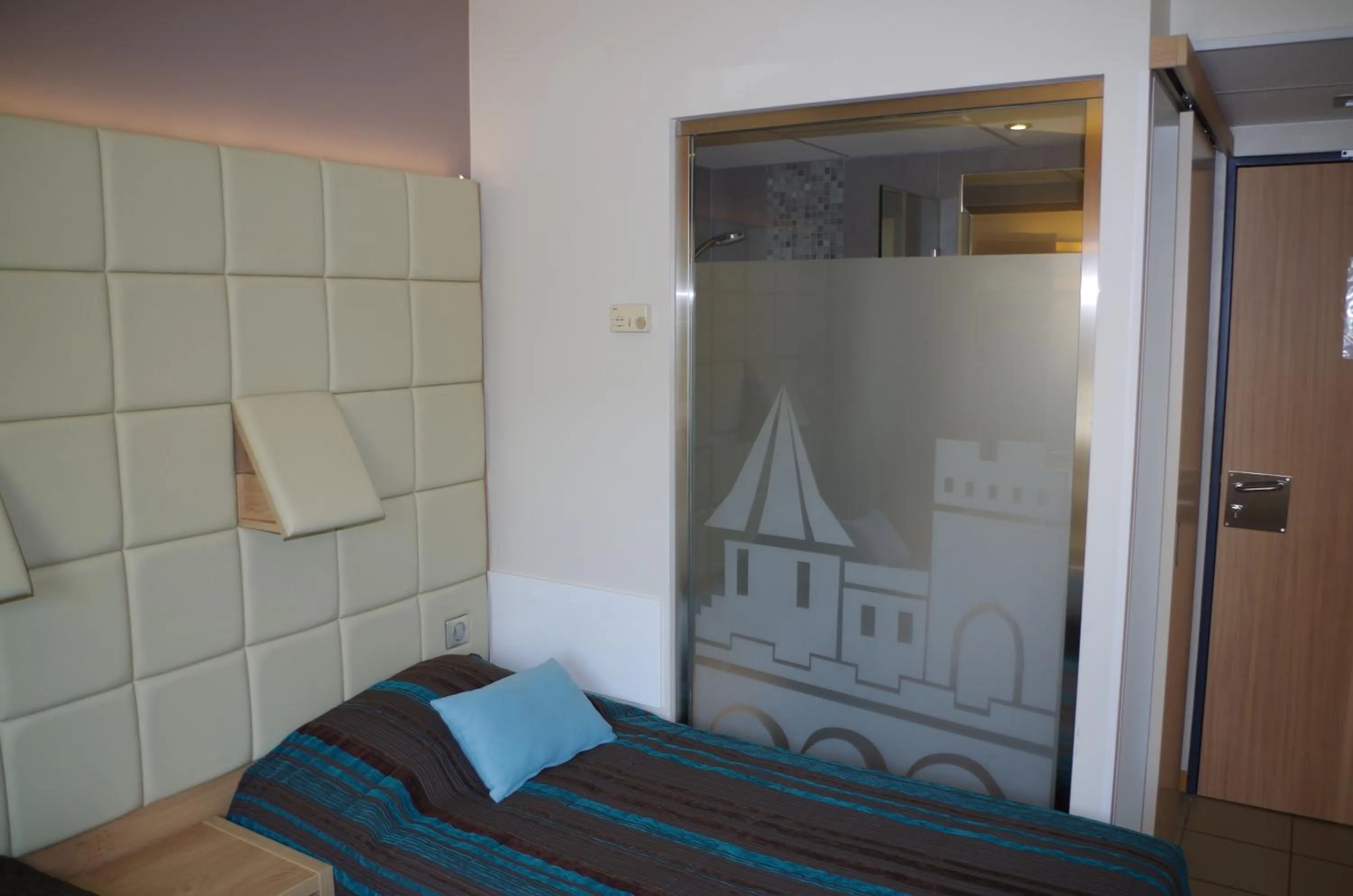 Decorative detail, Bed in Hotel Espace Cite