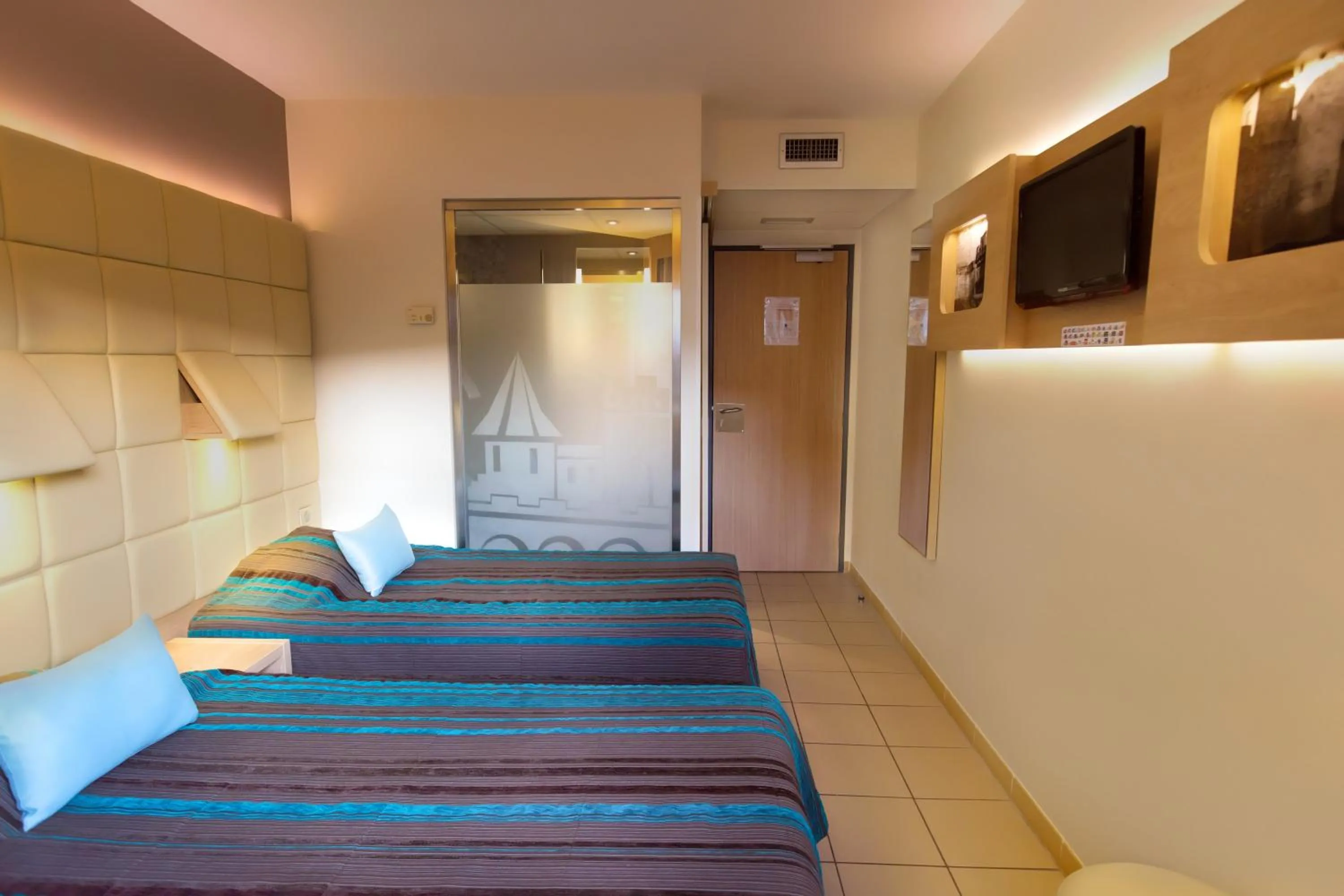 Bedroom, Bed in Hotel Espace Cite