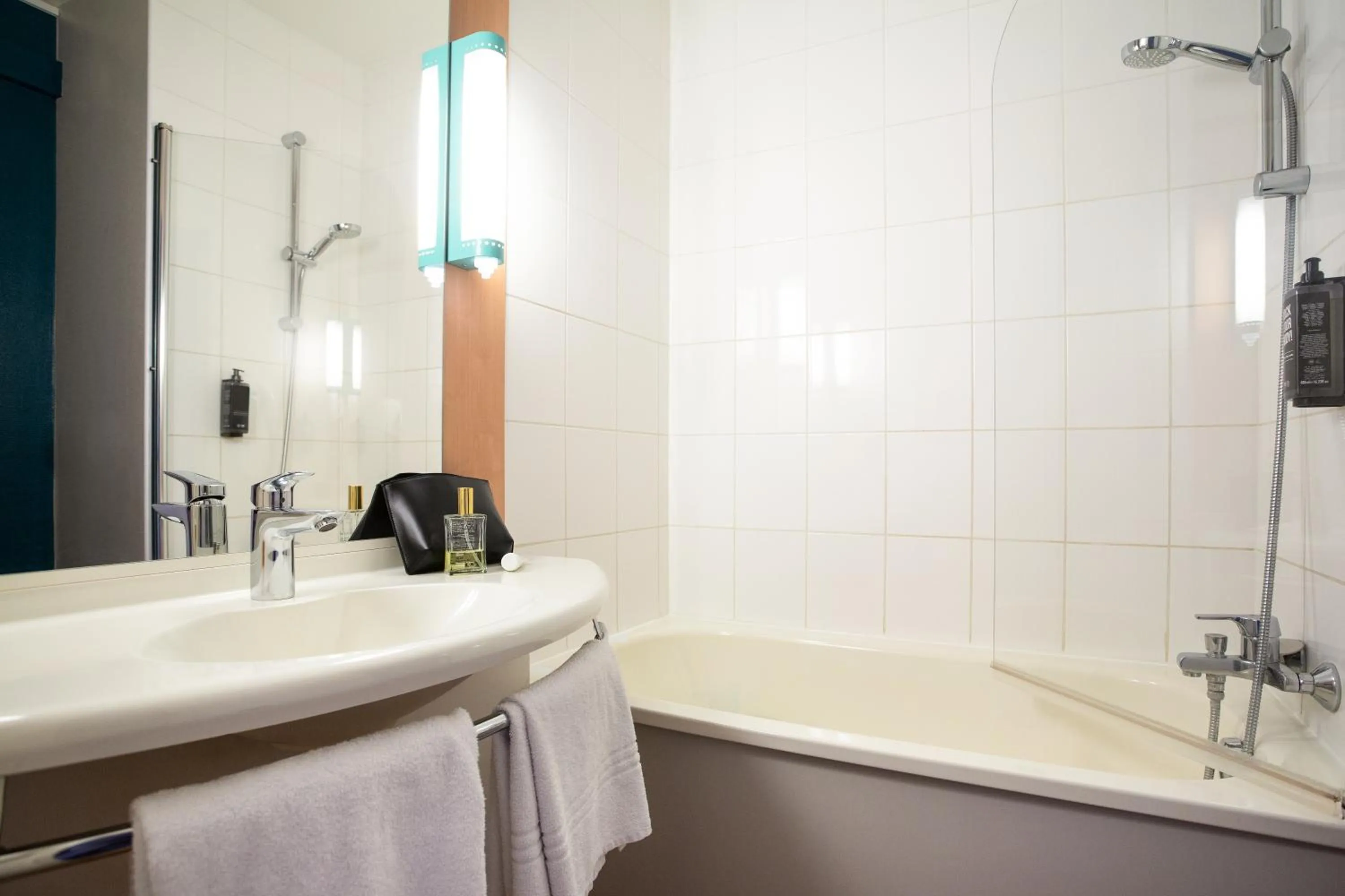 Bathroom in ibis Bordeaux Pessac Route des Vins