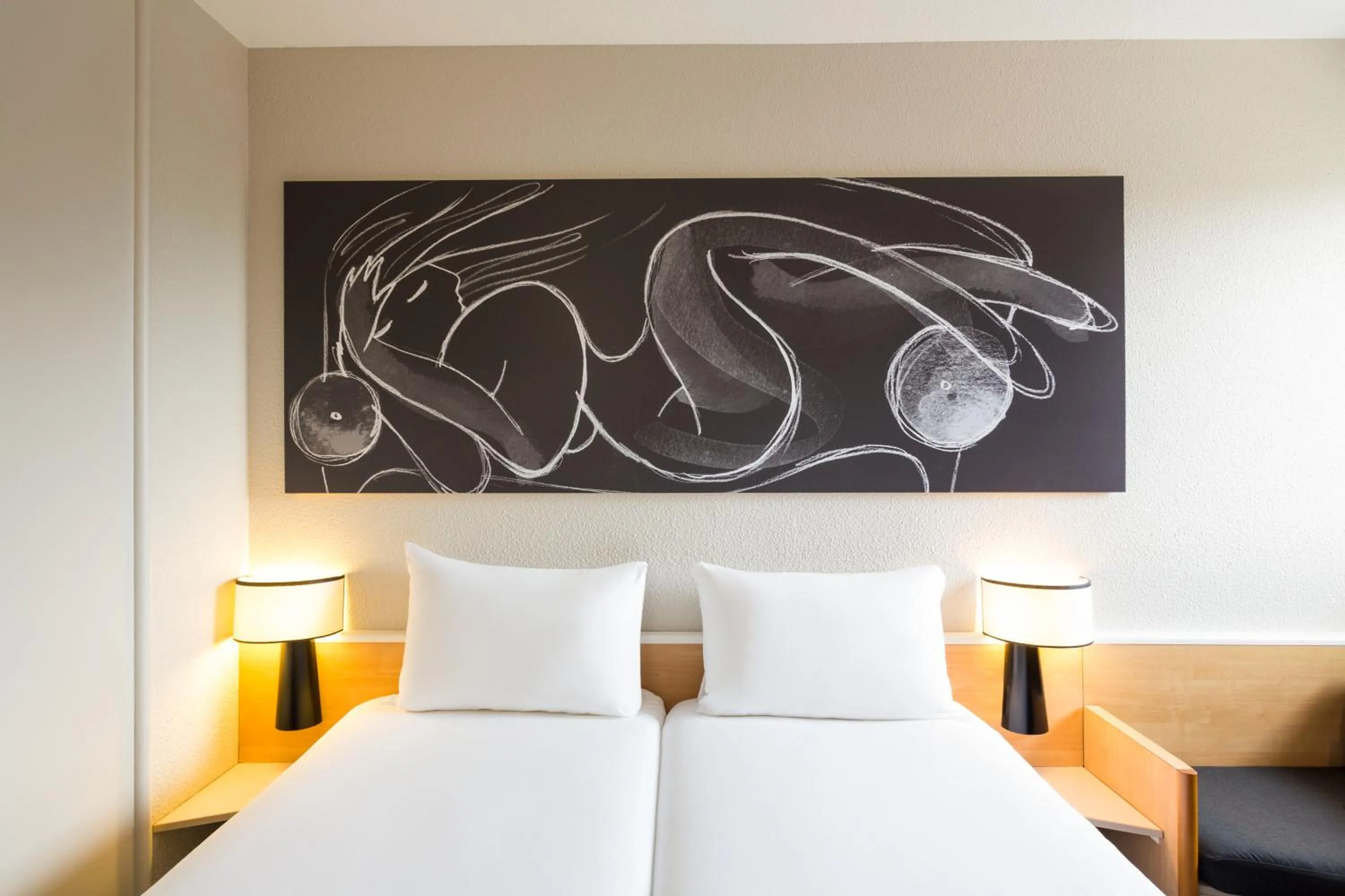 Bed in ibis Bordeaux Pessac Route des Vins