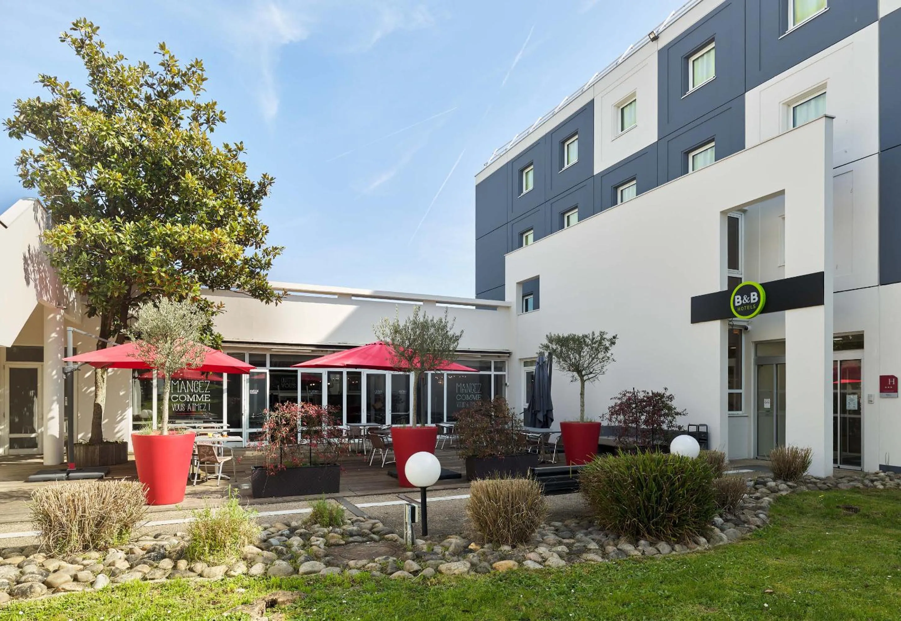 Patio, Property Building in ibis Paris Orly Rungis