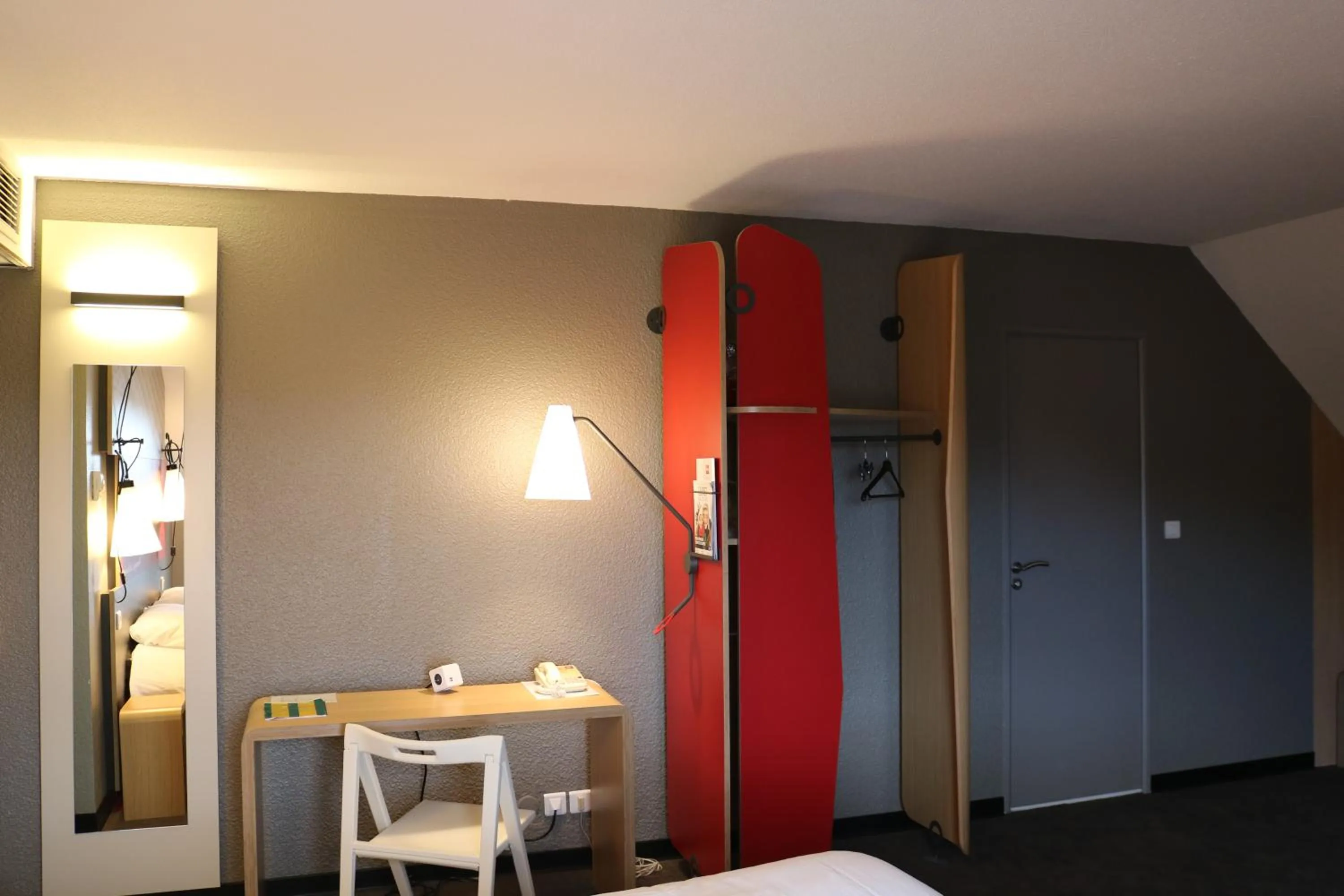 Seating area, Bed in ibis Montargis