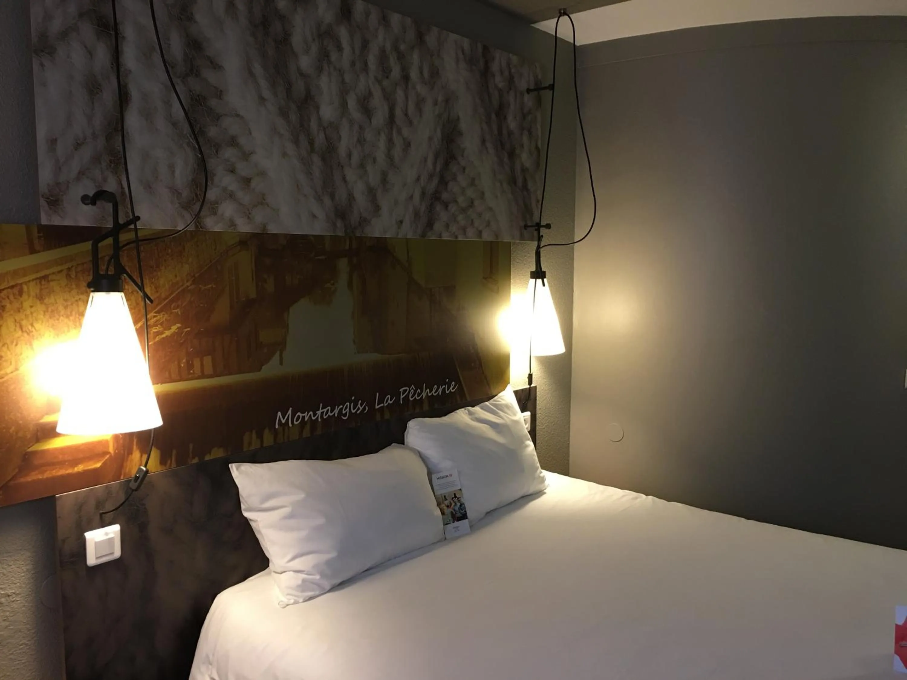 Bedroom, Bed in ibis Montargis