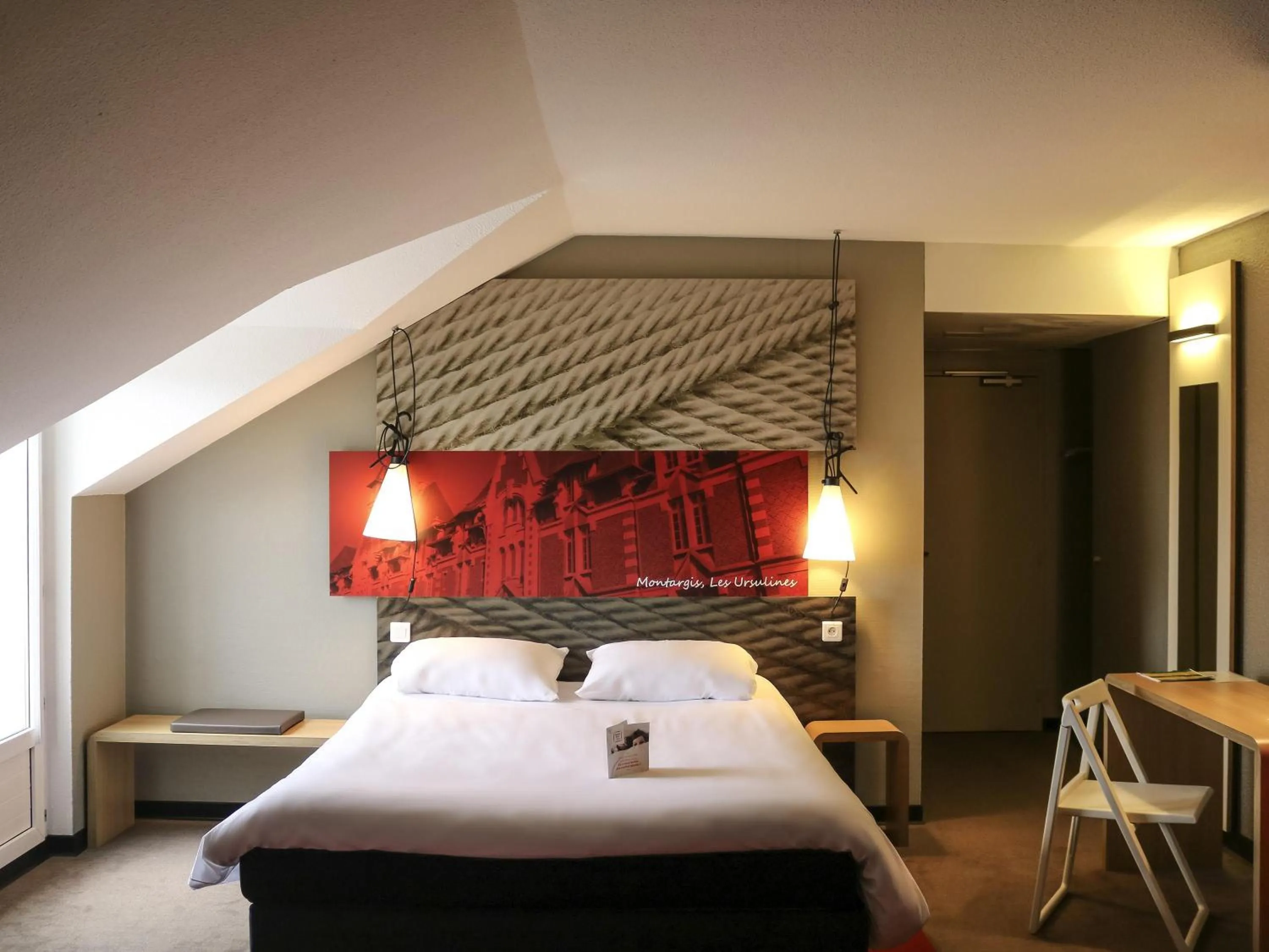 Bedroom, Bed in ibis Montargis