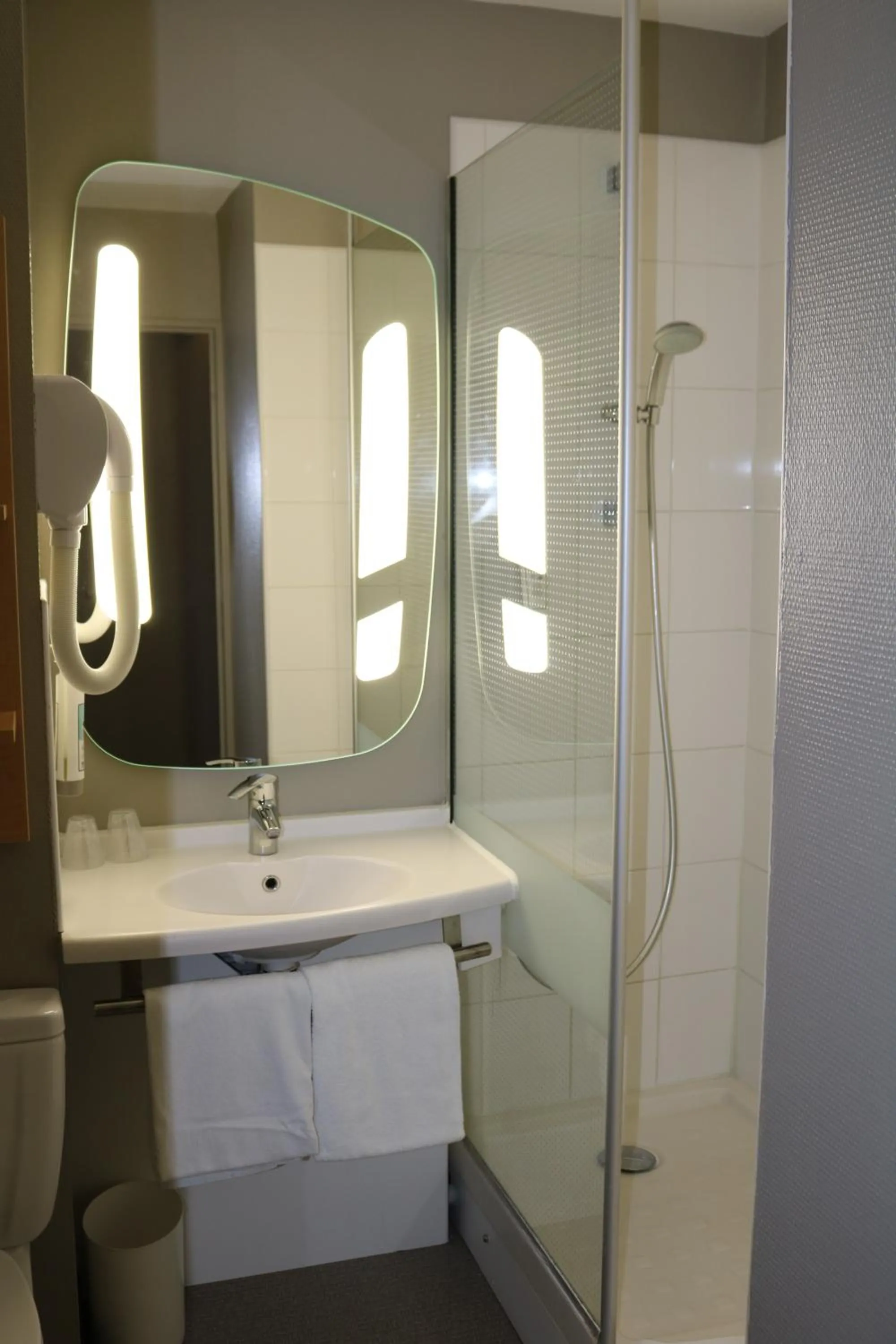 Bathroom in ibis Montargis