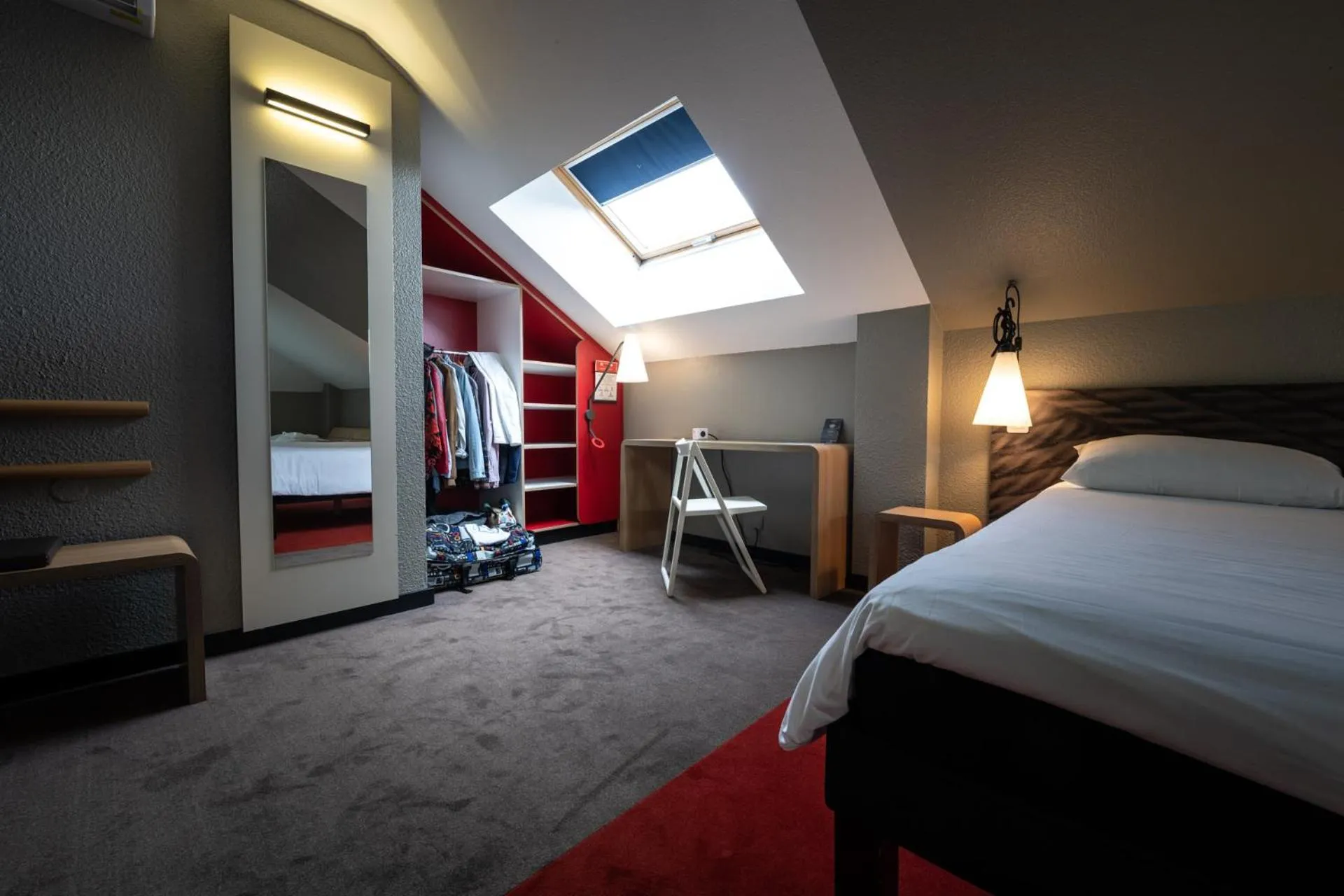 Bedroom, Bed in ibis Montargis
