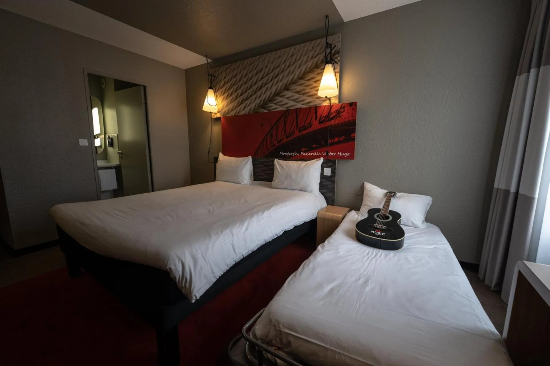 Bedroom, Bed in ibis Montargis