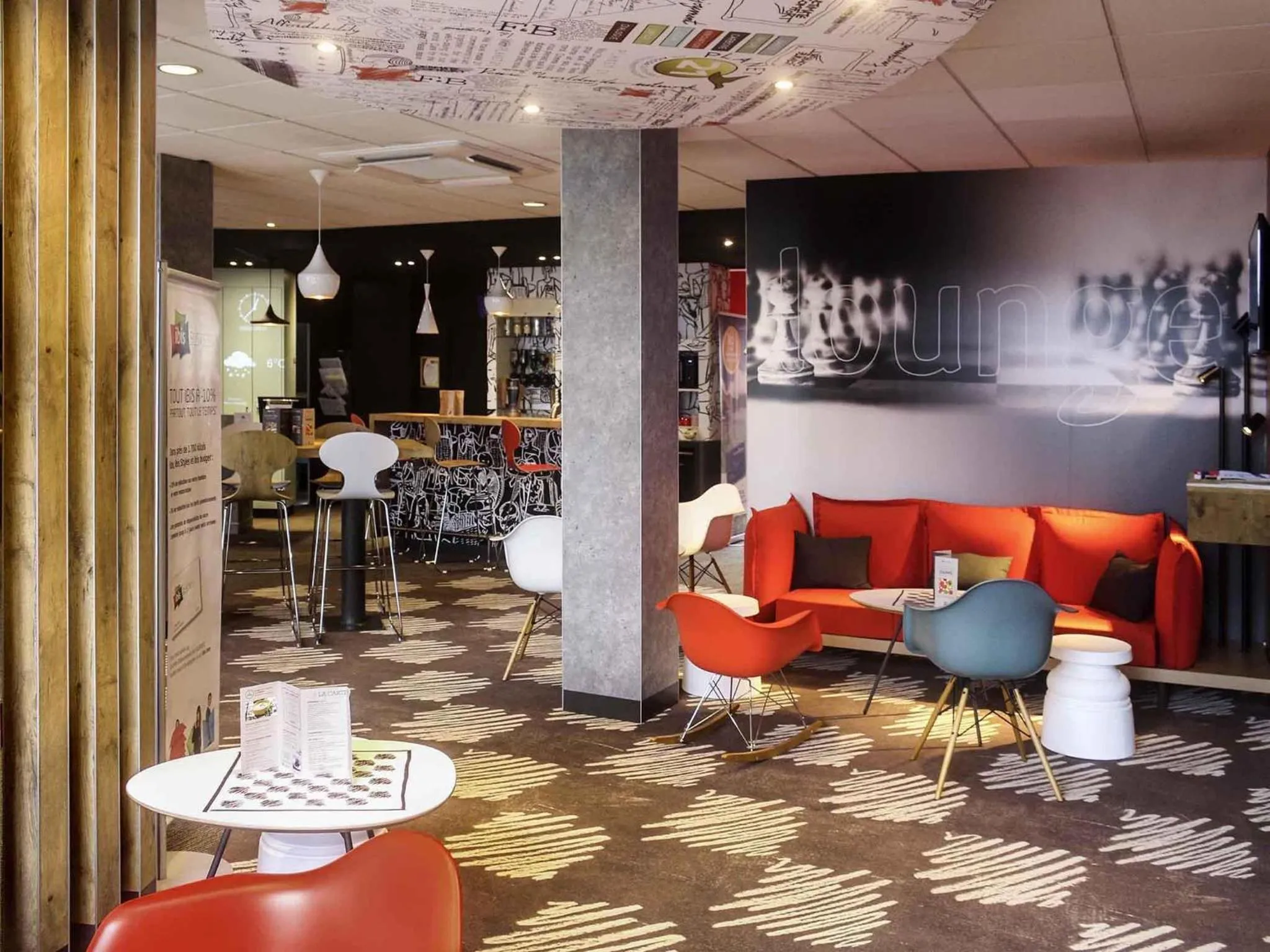 Lounge or bar in ibis Montargis