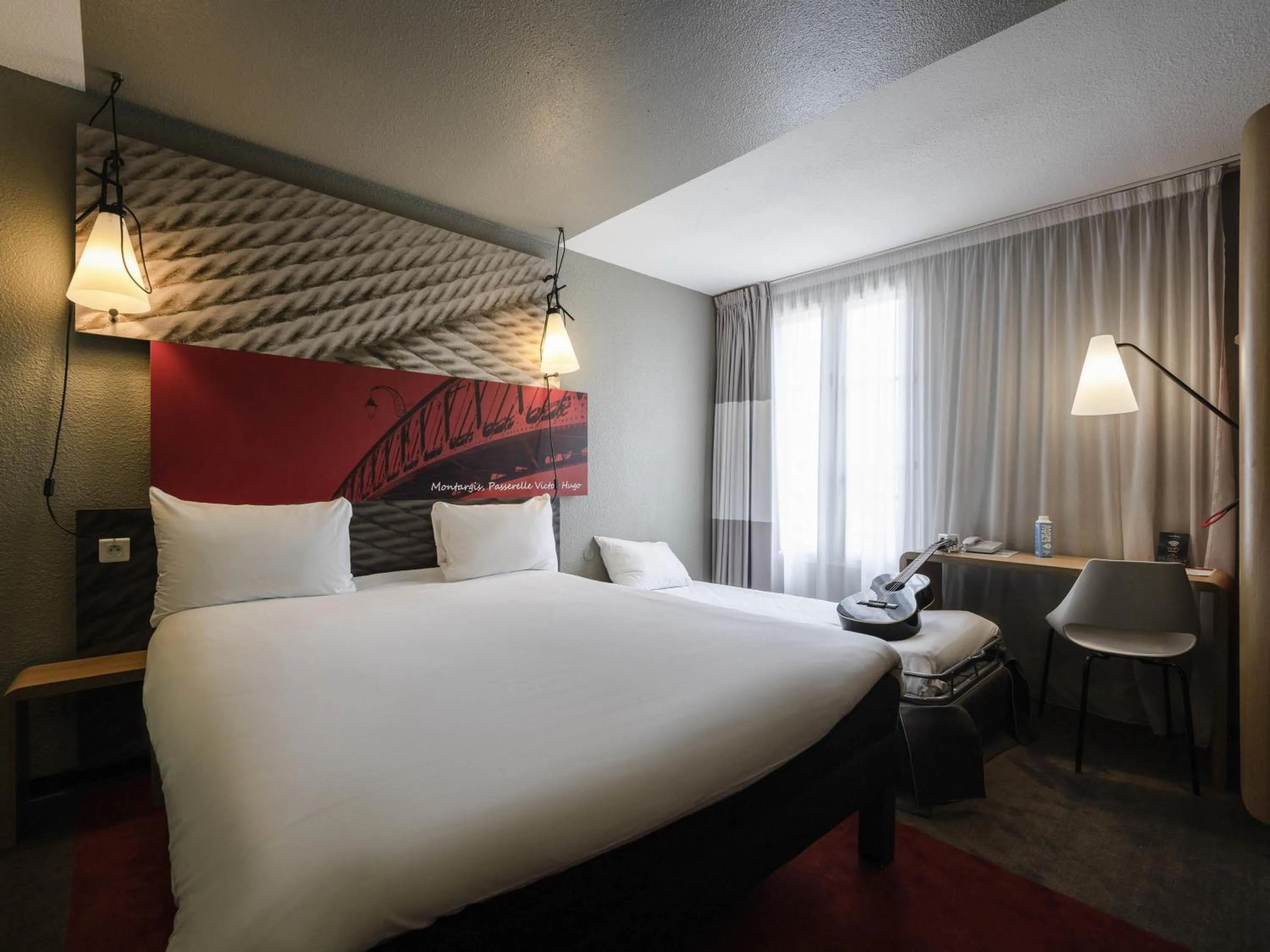 Bedroom, Bed in ibis Montargis