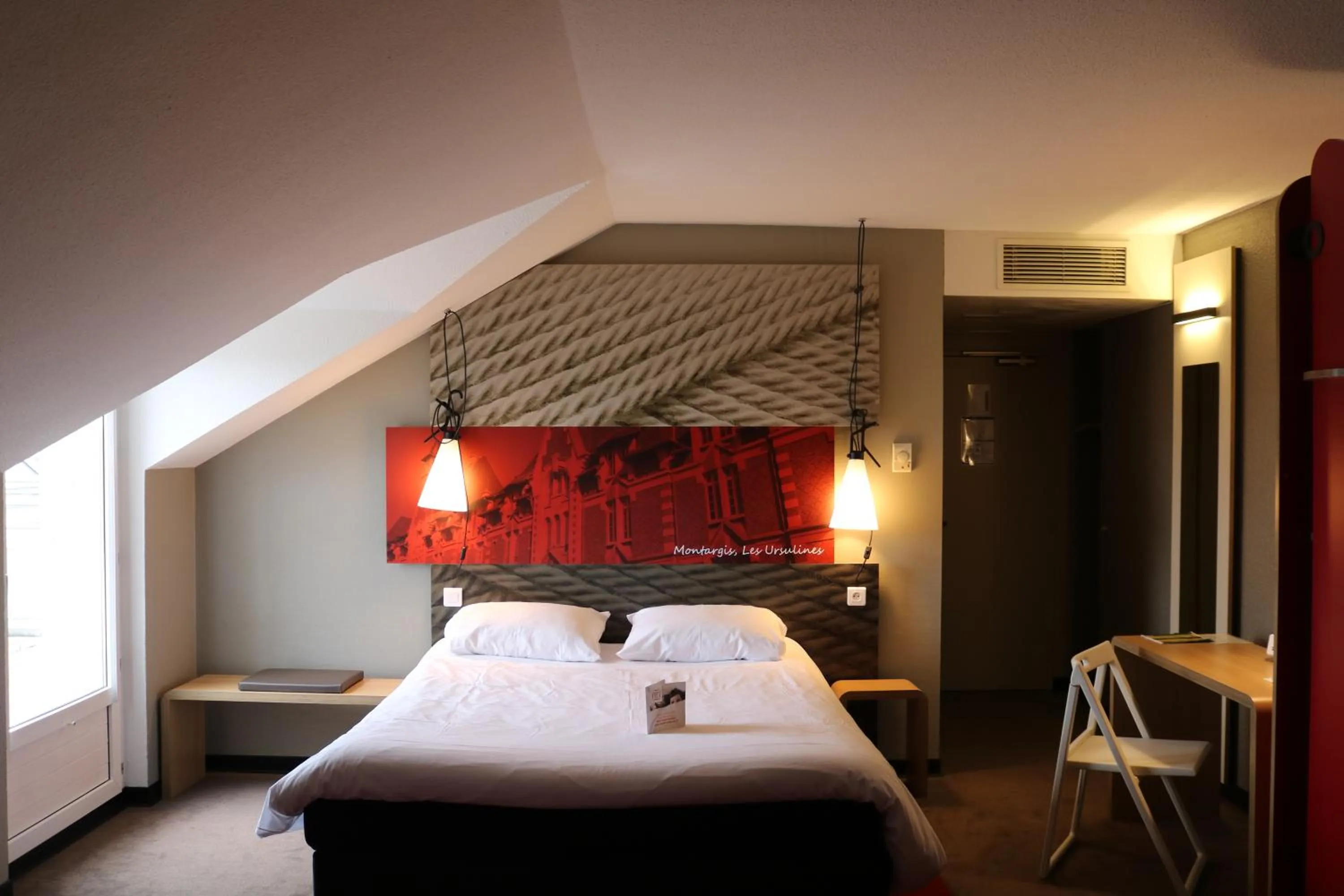Bedroom, Bed in ibis Montargis