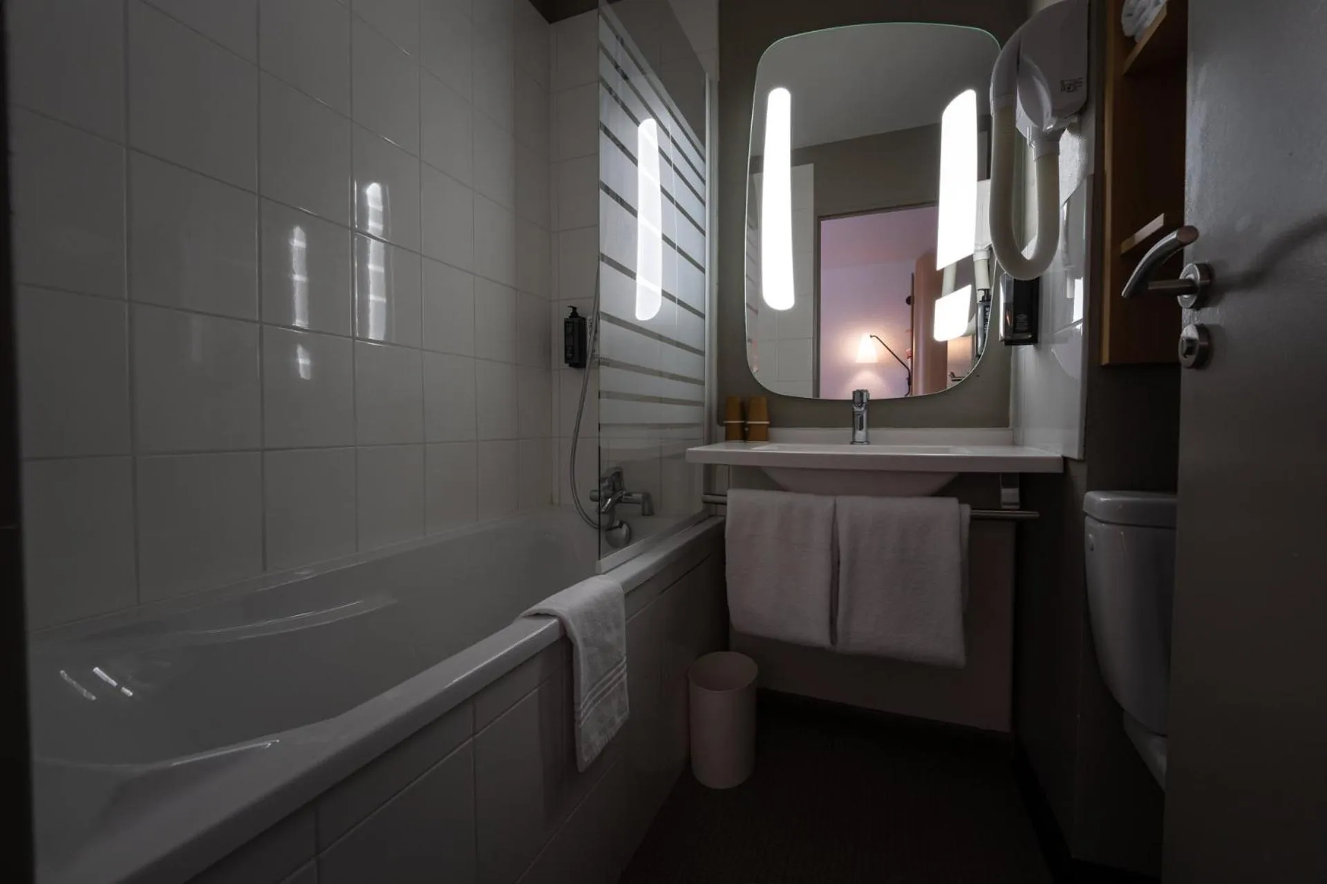 Bathroom in ibis Montargis