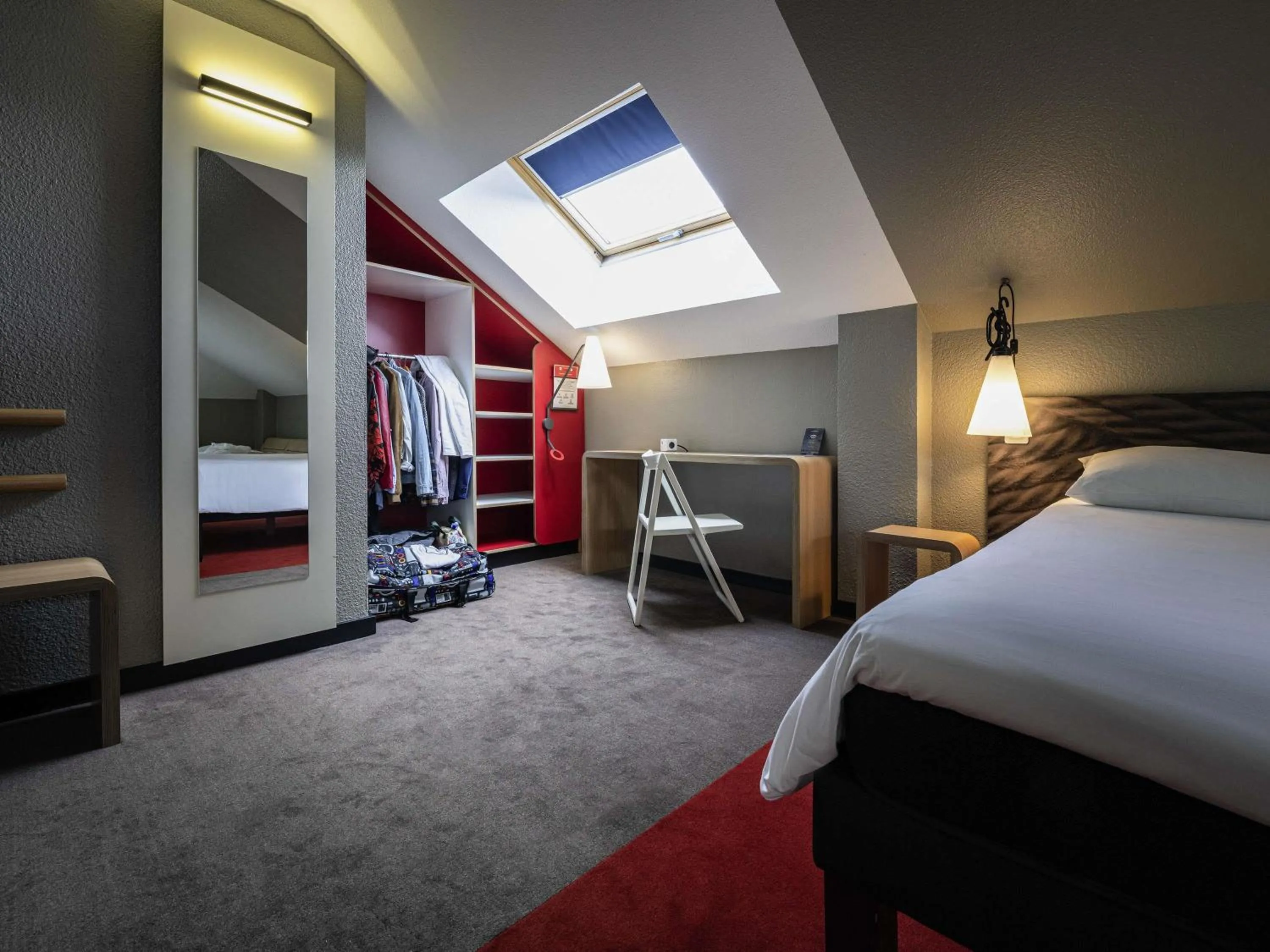Bedroom, Bed in ibis Montargis