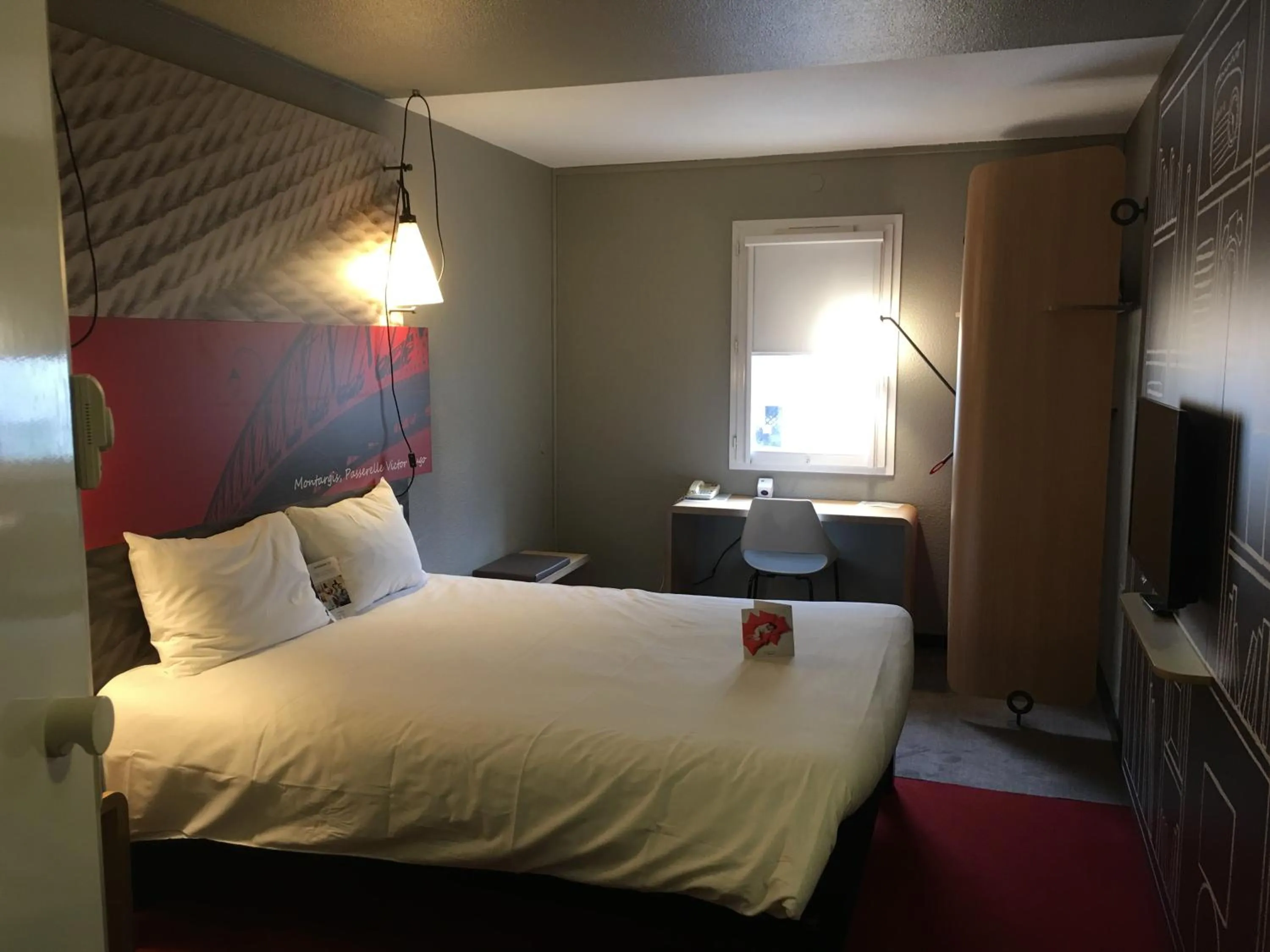 Photo of the whole room, Bed in ibis Montargis