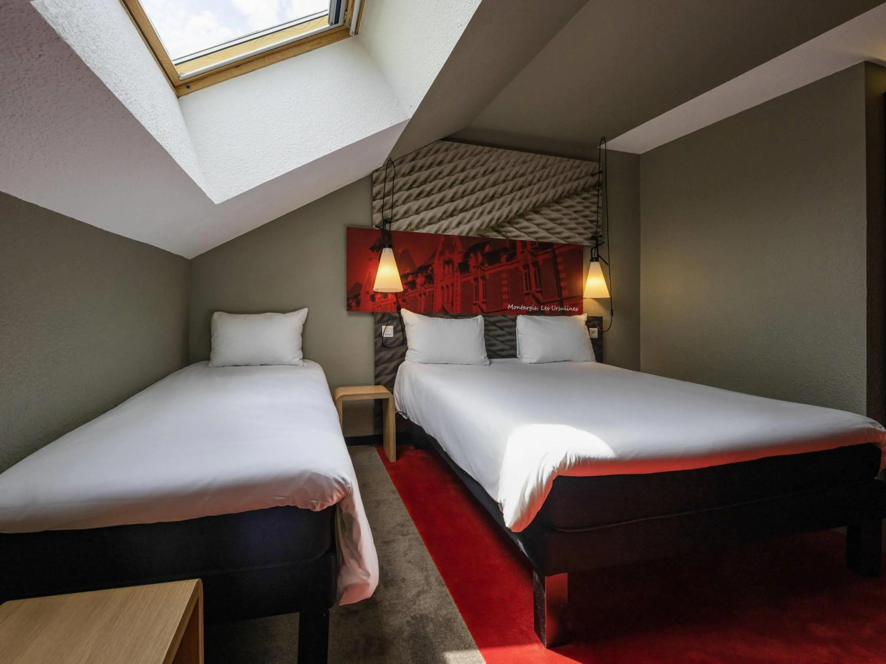 Bedroom, Bed in ibis Montargis