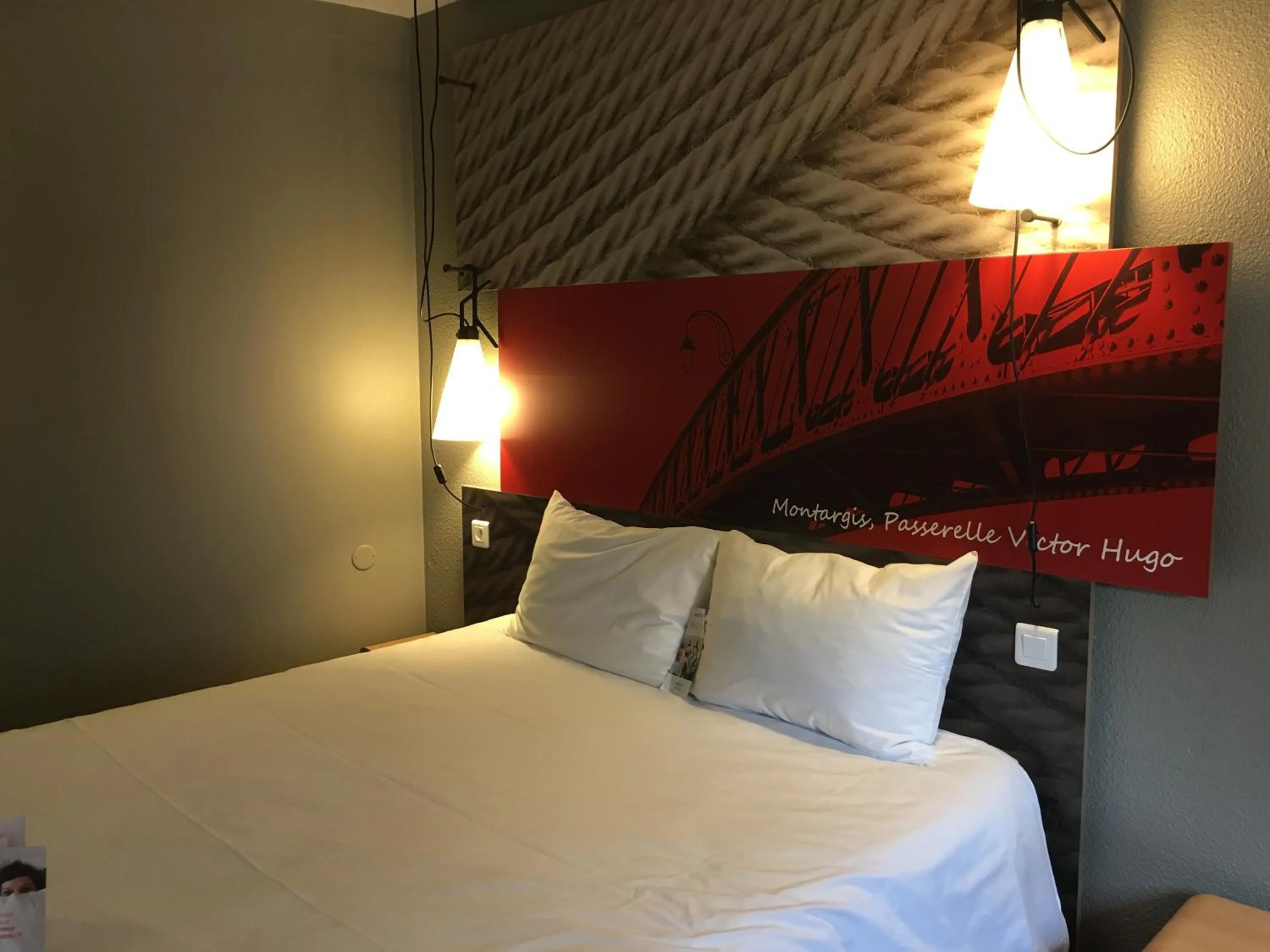 Photo of the whole room, Bed in ibis Montargis