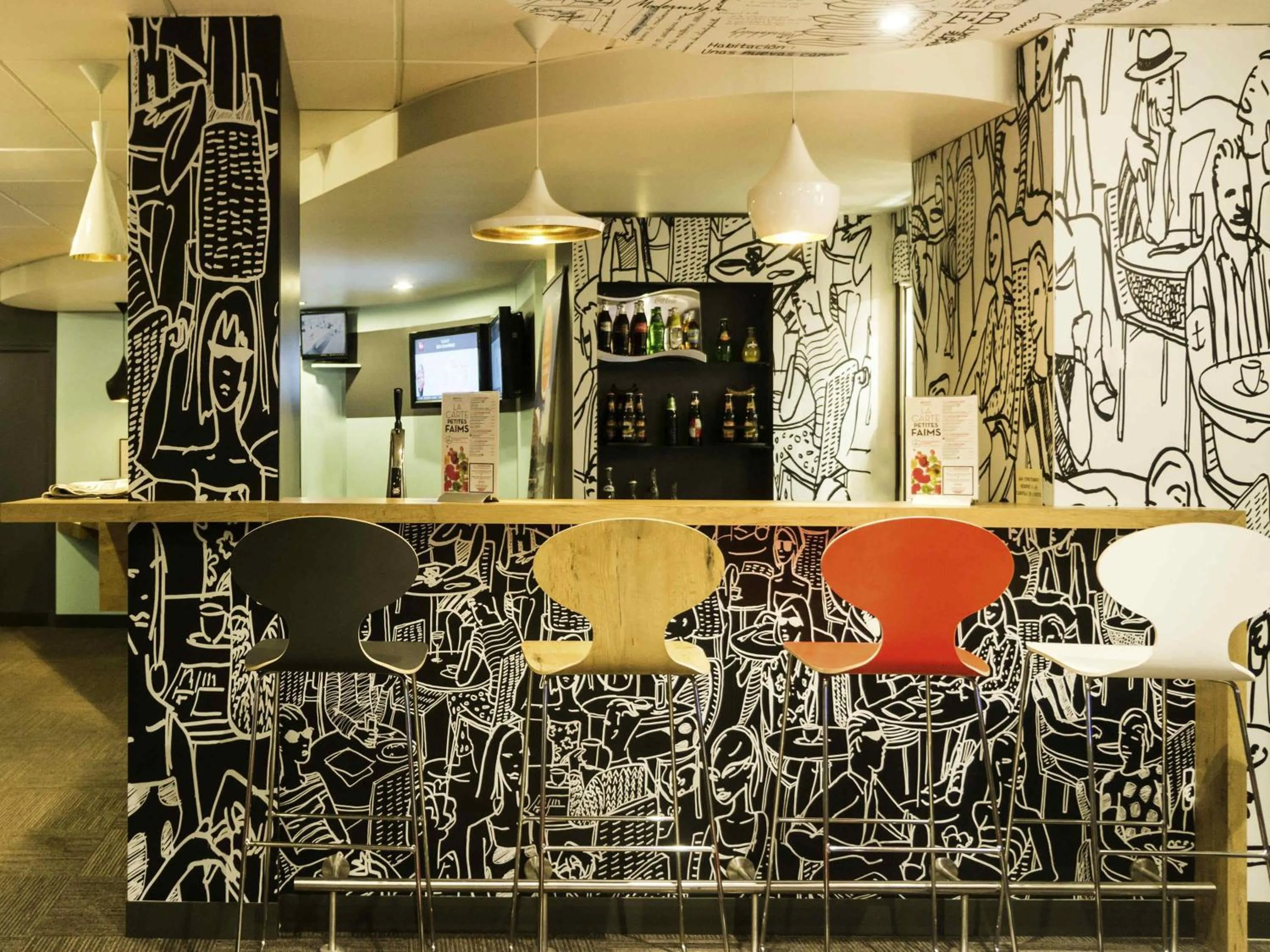 Lounge or bar in ibis Orleans Centre Gare