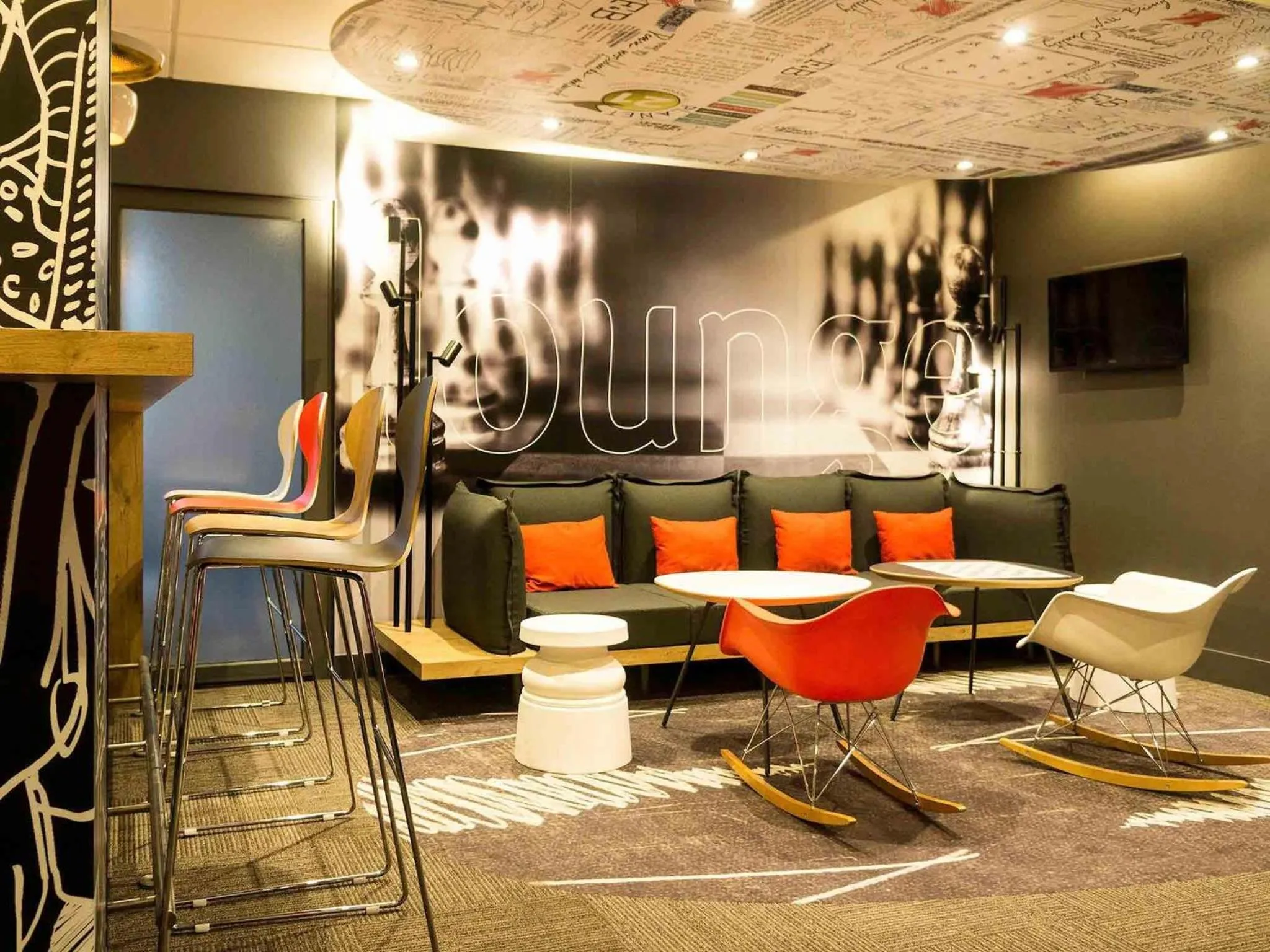 Lounge or bar in ibis Orleans Centre Gare