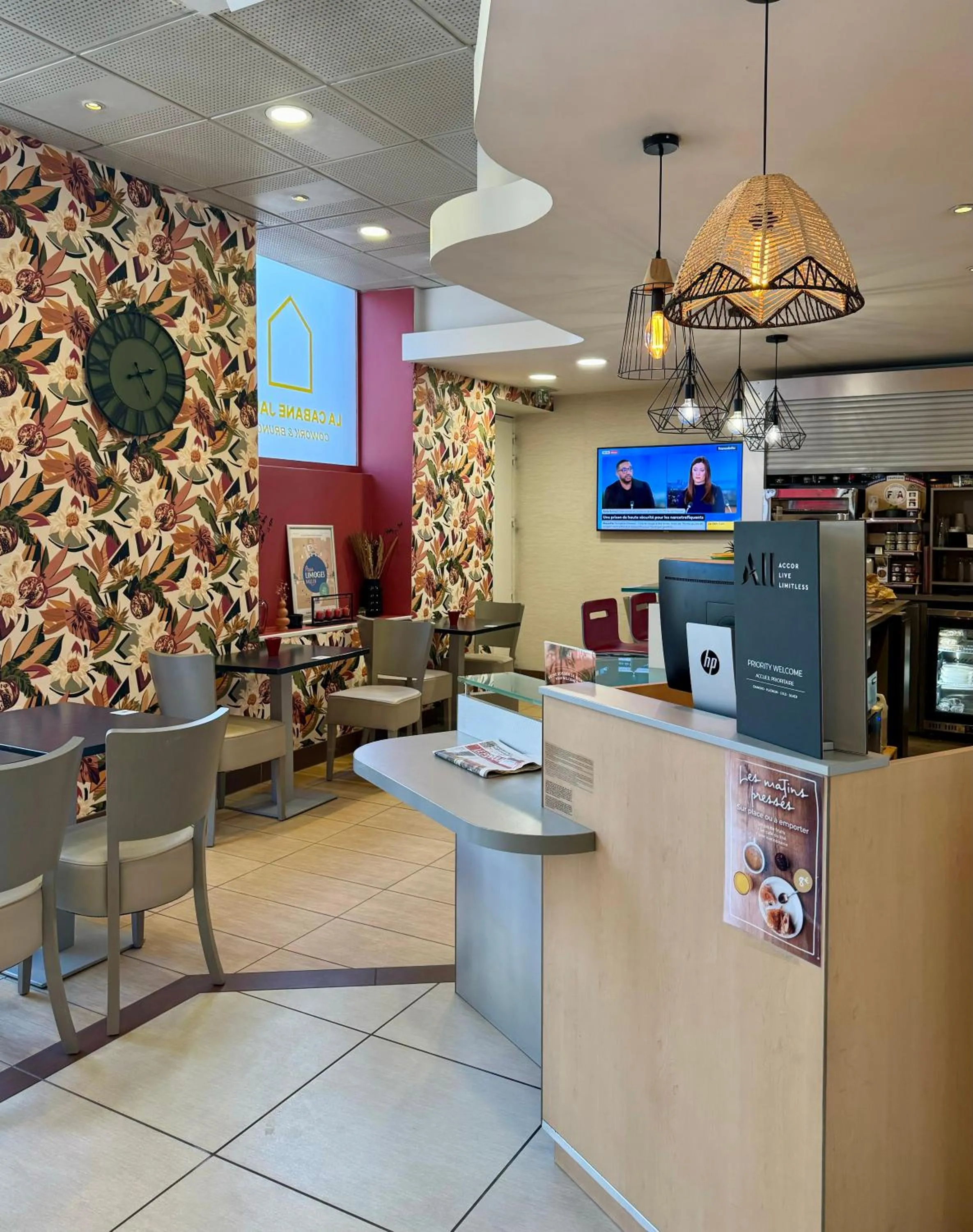 Lobby or reception in ibis Limoges Centre