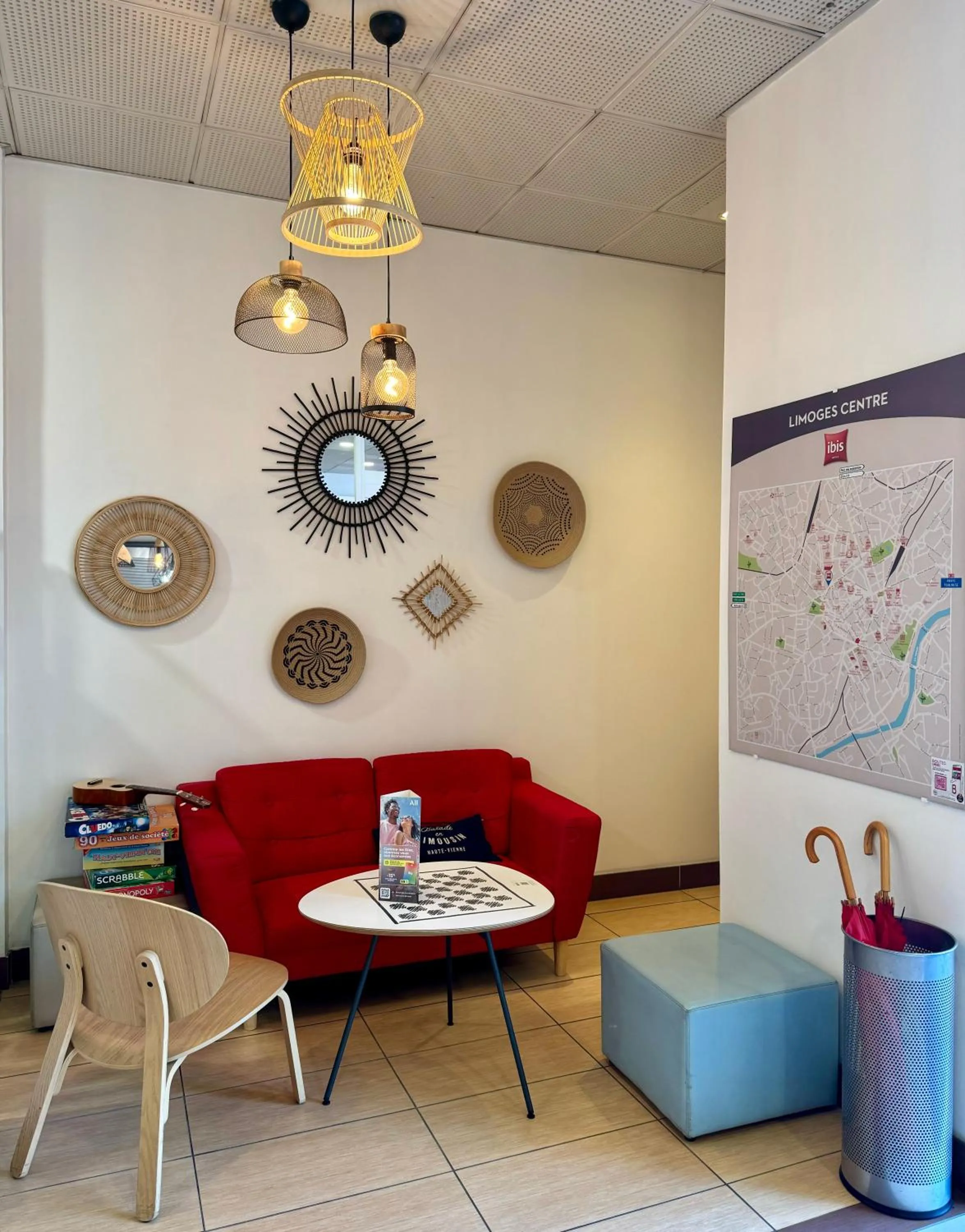 Lobby or reception in ibis Limoges Centre