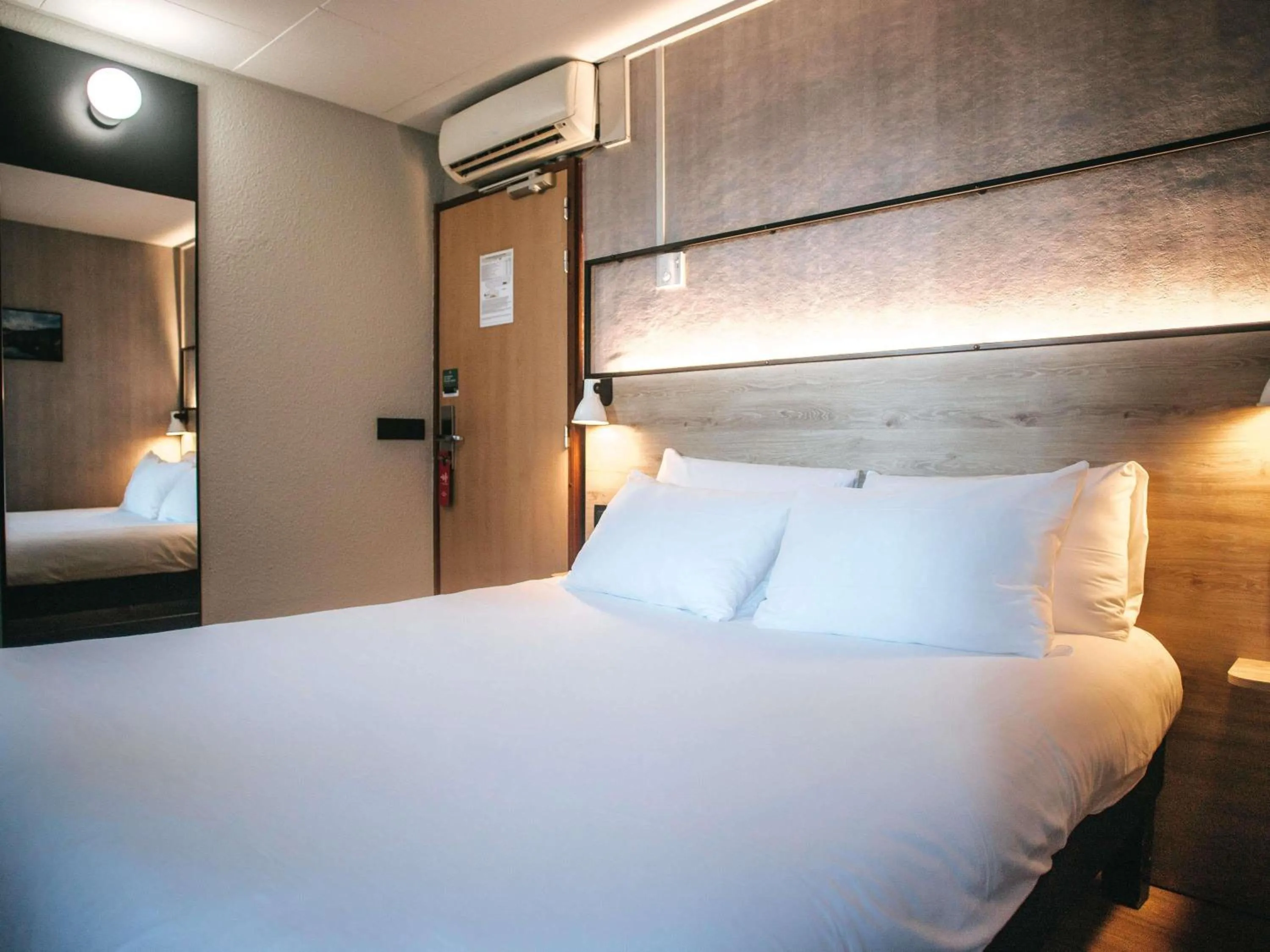 Bedroom, Bed in ibis Limoges Centre