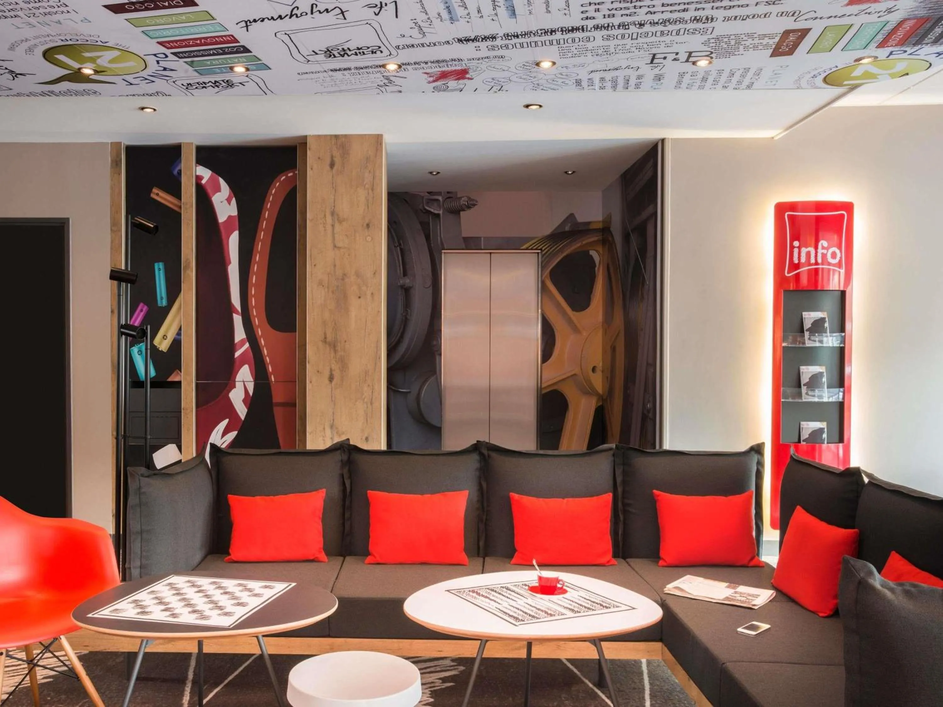 Lounge or bar in ibis Nantes Centre Gare Sud