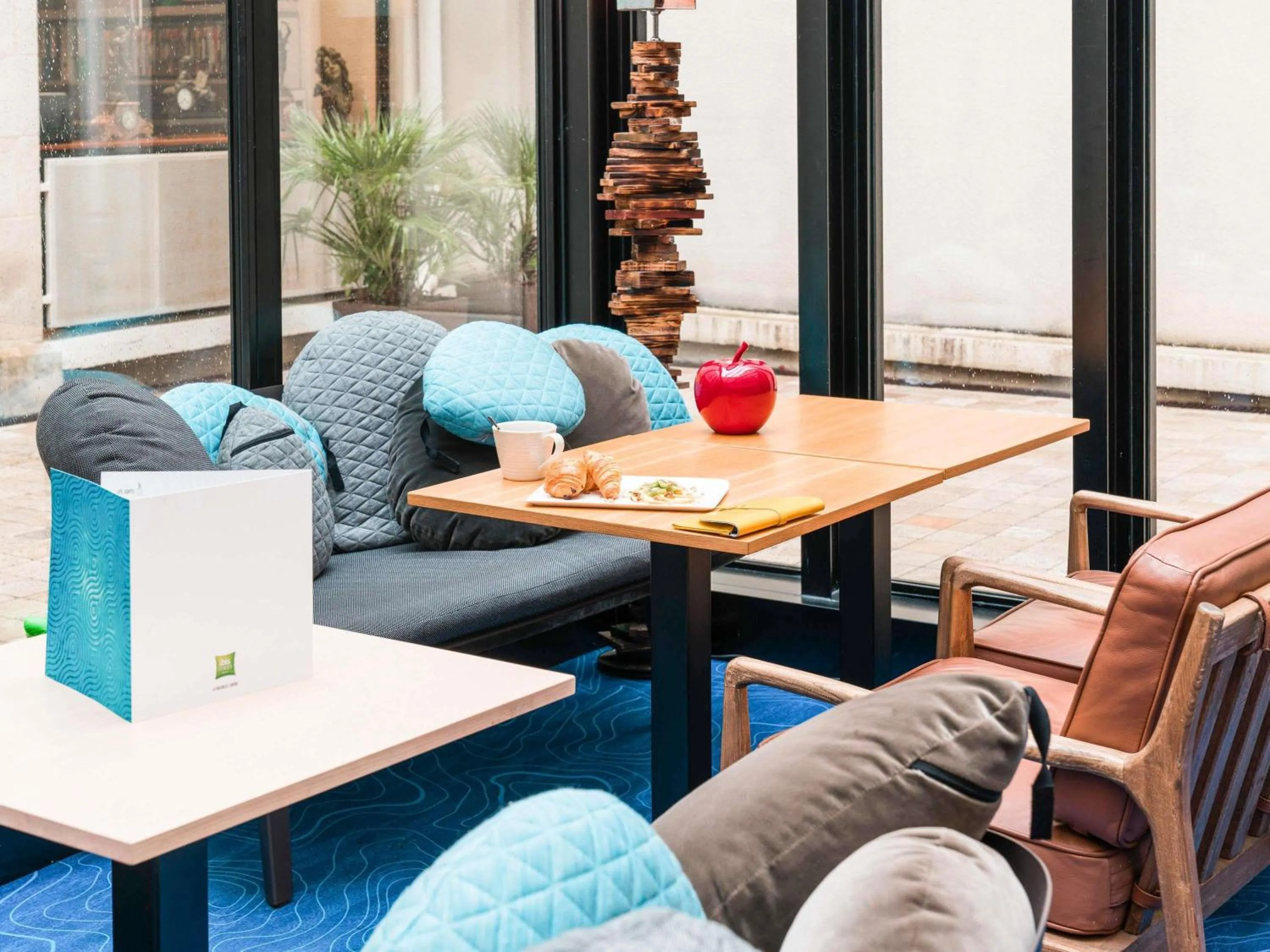 Lounge or bar in ibis Styles La Rochelle Centre Vieux Port