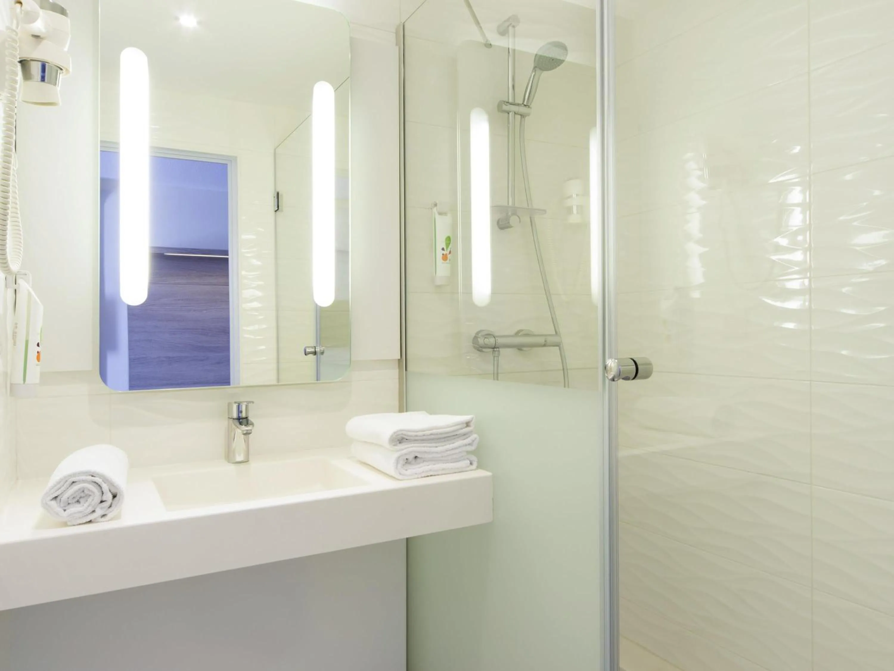 Bedroom in ibis Styles La Rochelle Centre Vieux Port