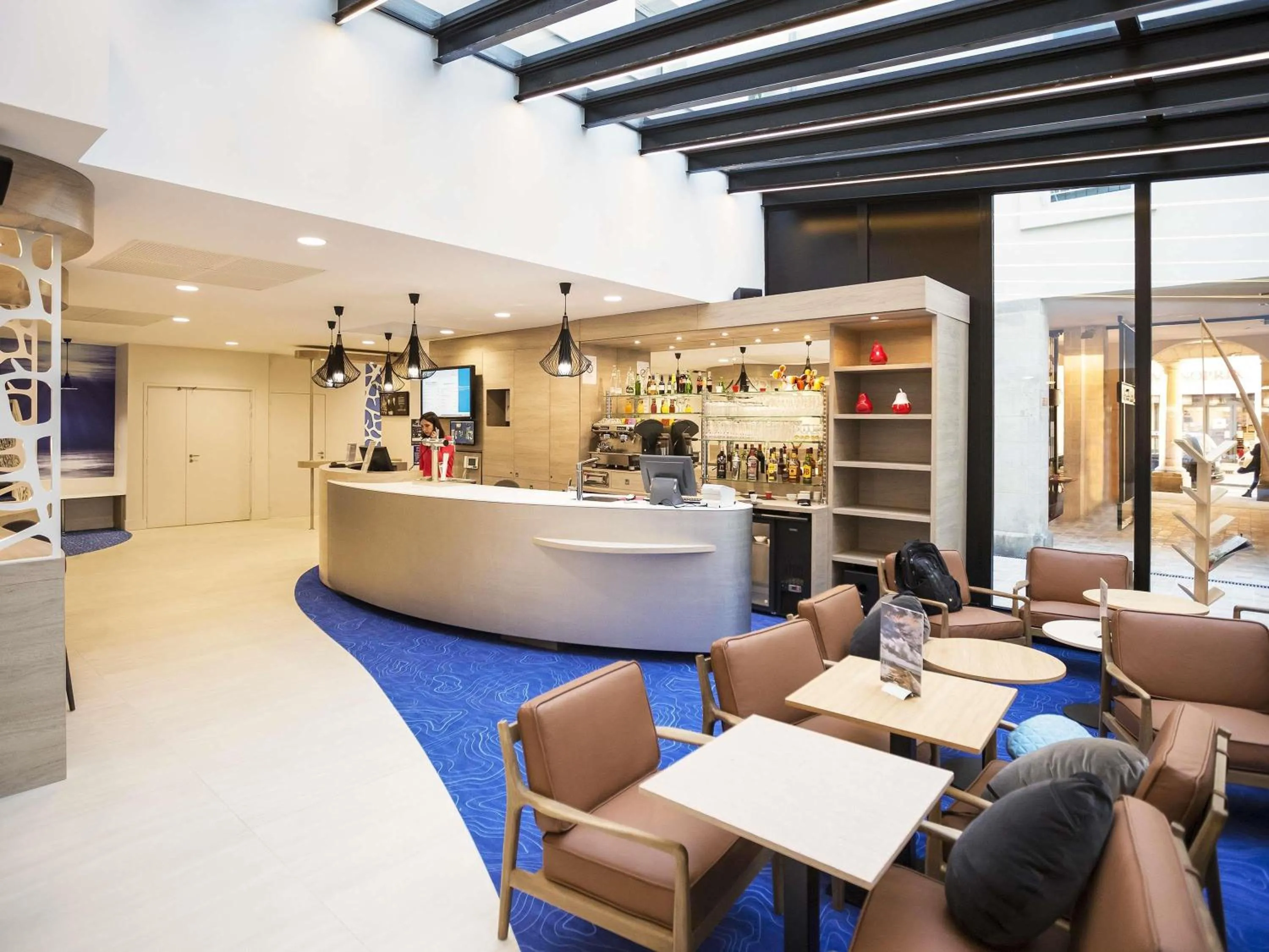 Lounge or bar in ibis Styles La Rochelle Centre Vieux Port