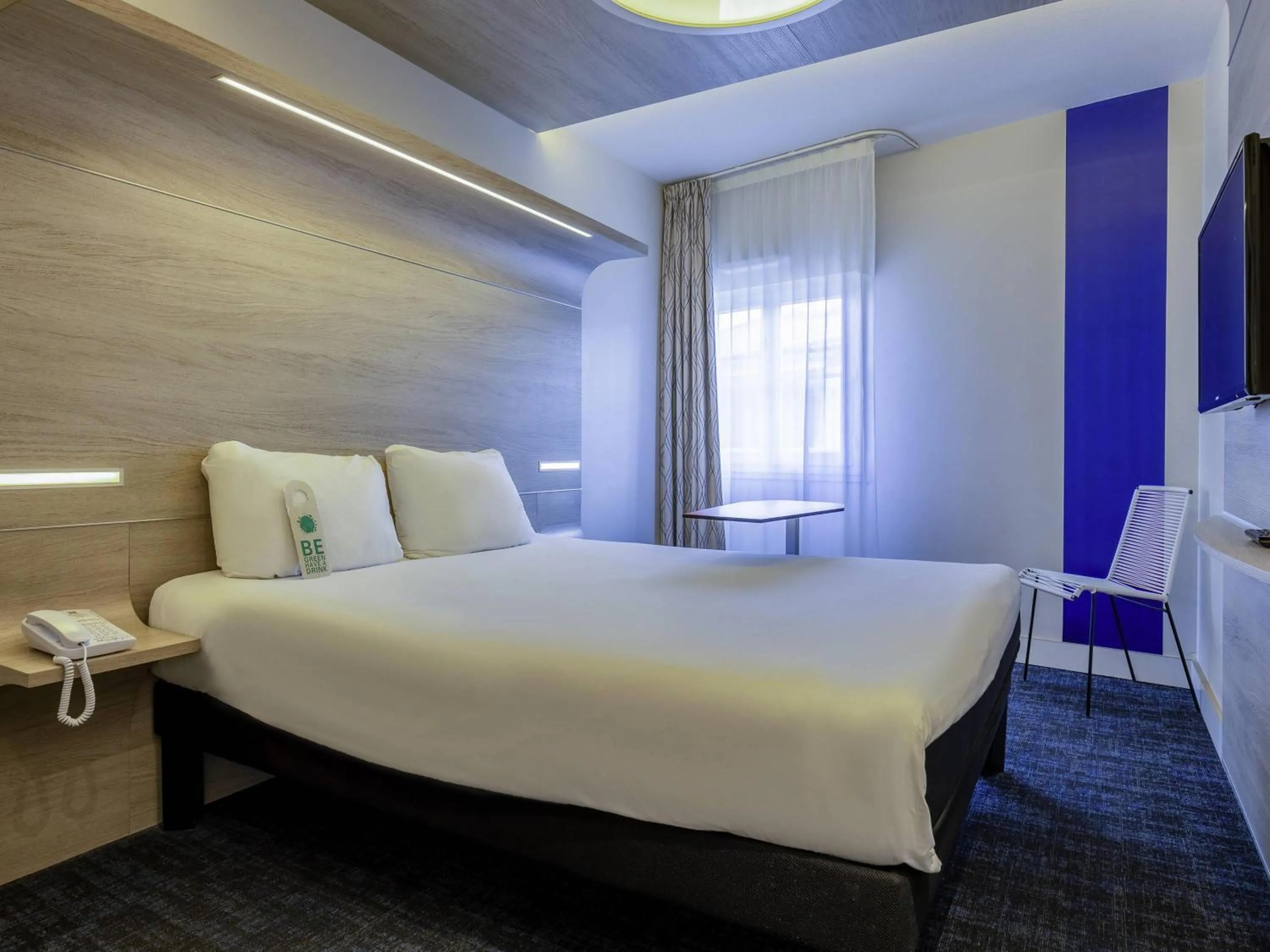 Bedroom, Bed in ibis Styles La Rochelle Centre Vieux Port