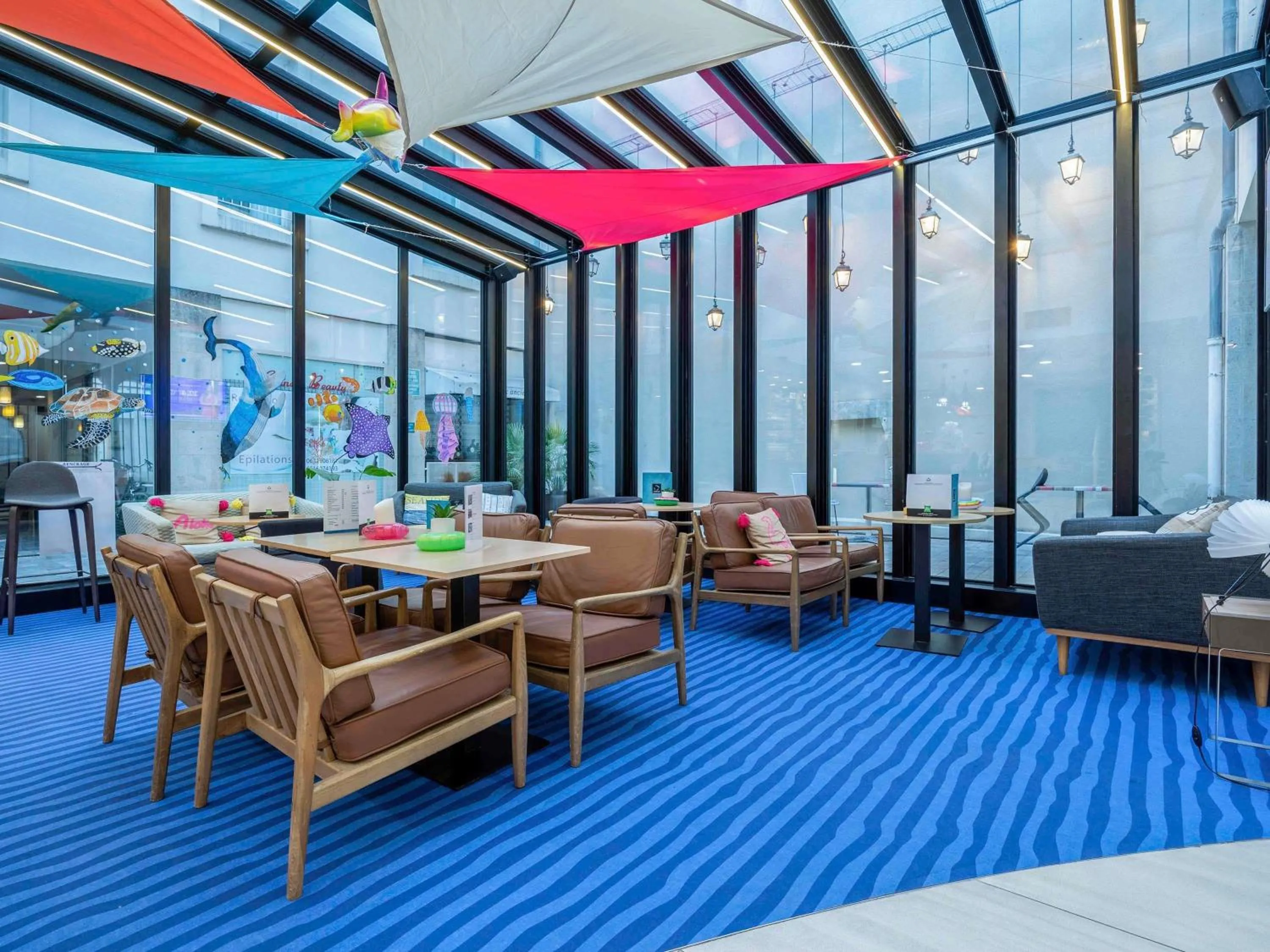 Lounge or bar in ibis Styles La Rochelle Centre Vieux Port