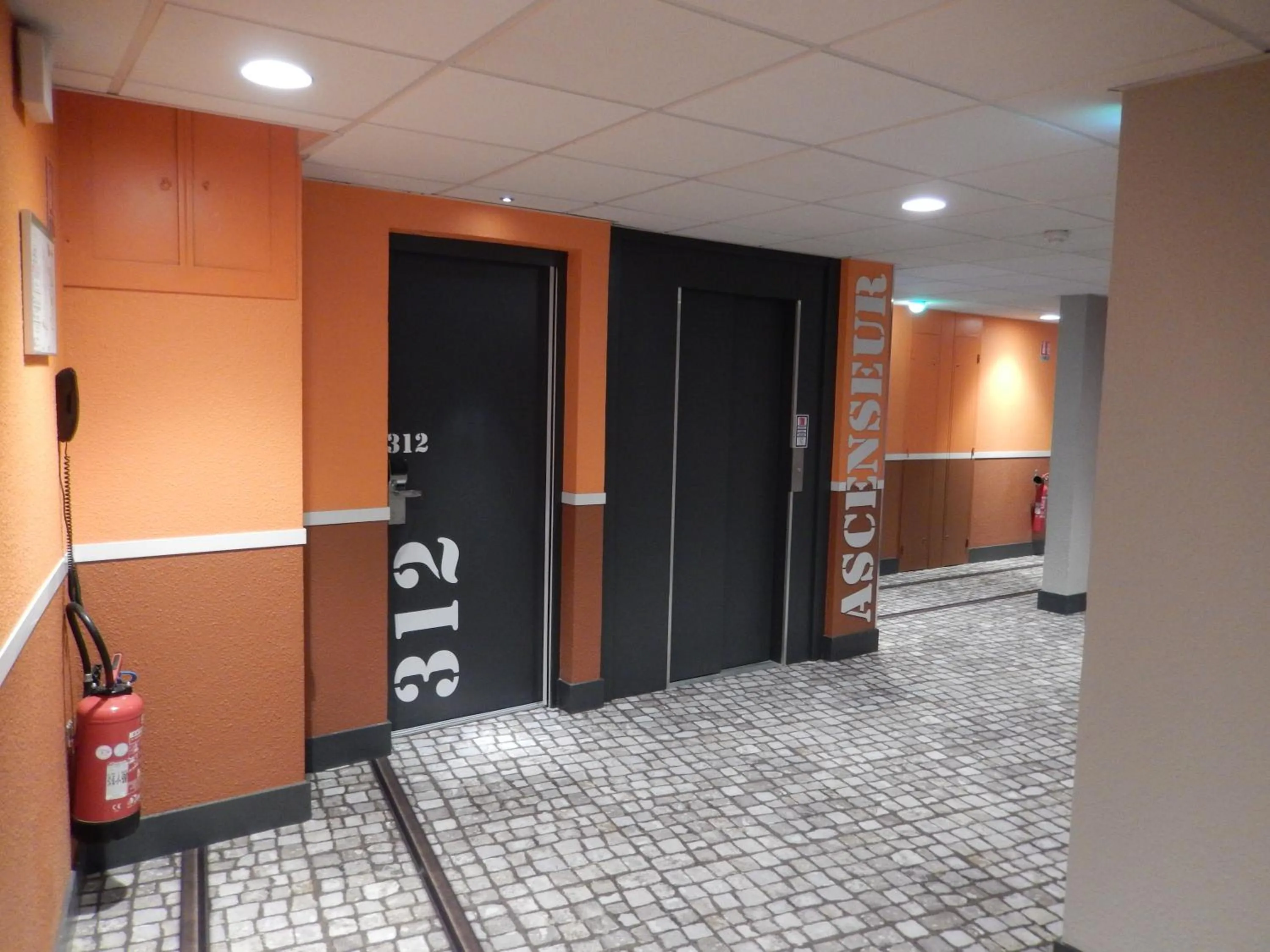 Lobby or reception in ibis Styles La Rochelle Centre Vieux Port