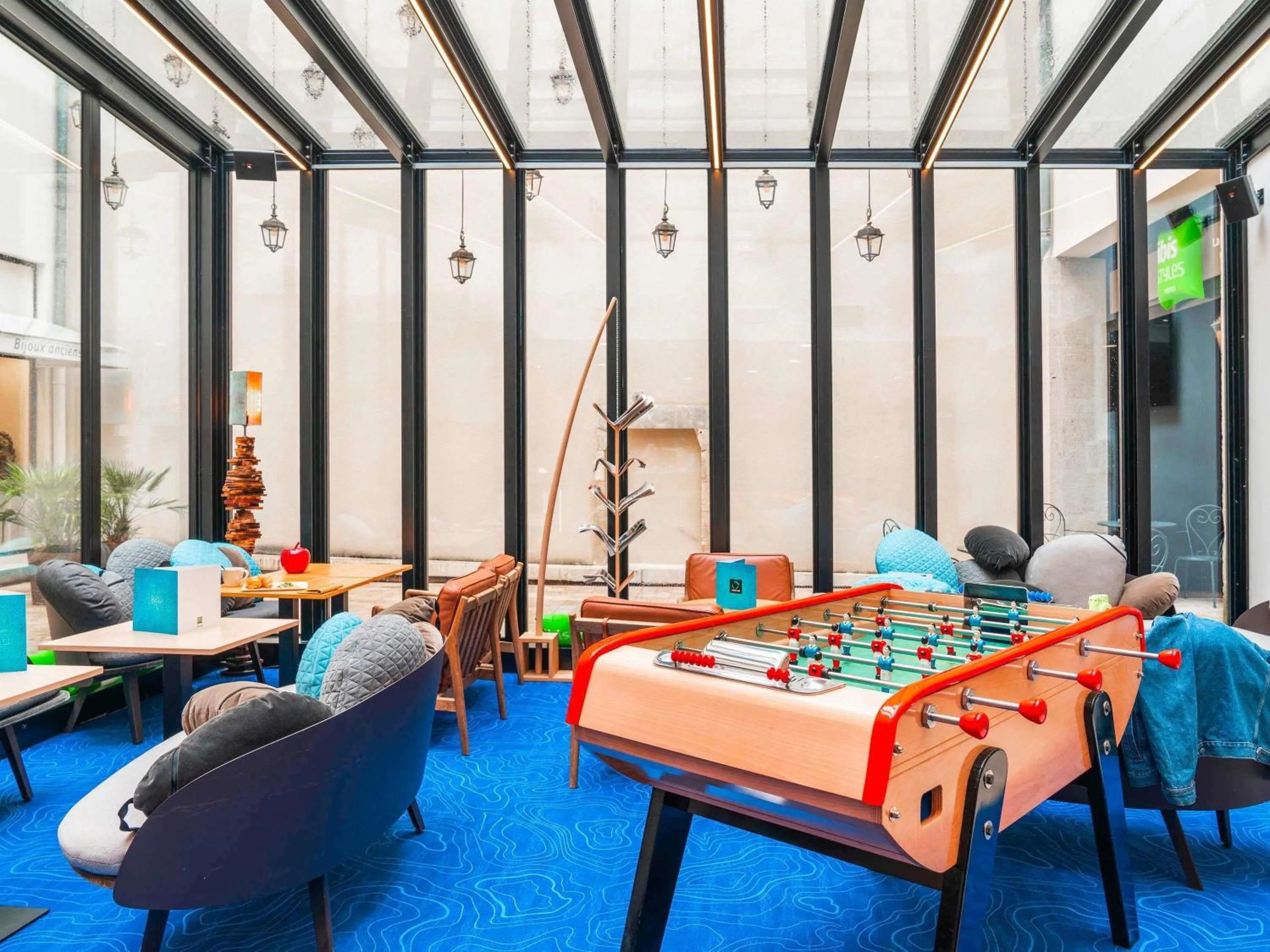 Lounge or bar in ibis Styles La Rochelle Centre Vieux Port