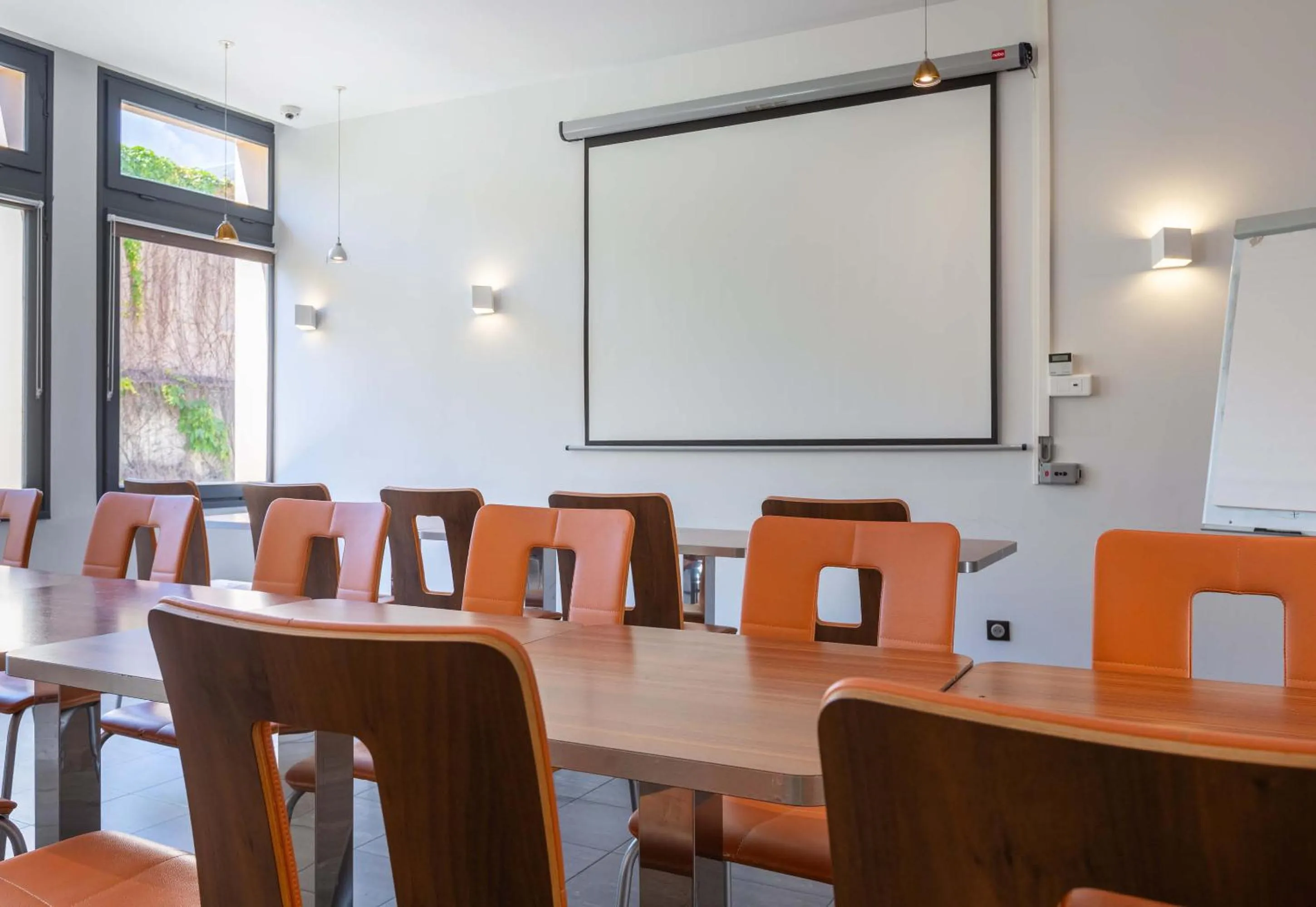 Meeting/conference room in B&B HOTEL Chartres Centre Cathédrale 3 étoiles