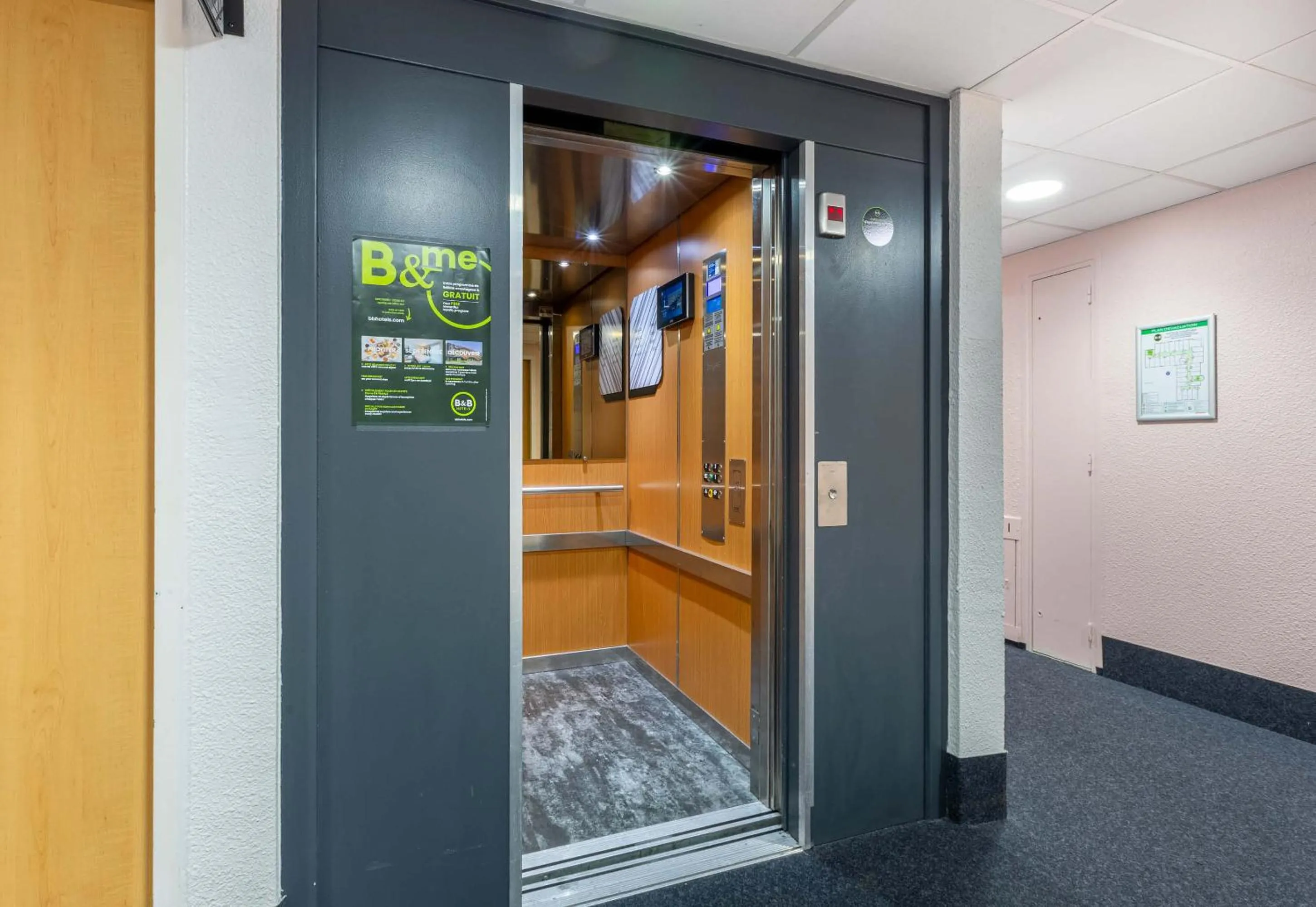 elevator in B&B HOTEL Chartres Centre Cathédrale 3 étoiles